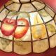 Suspension vintage en nacre et laiton décor fruits – luminaire rétro années 70