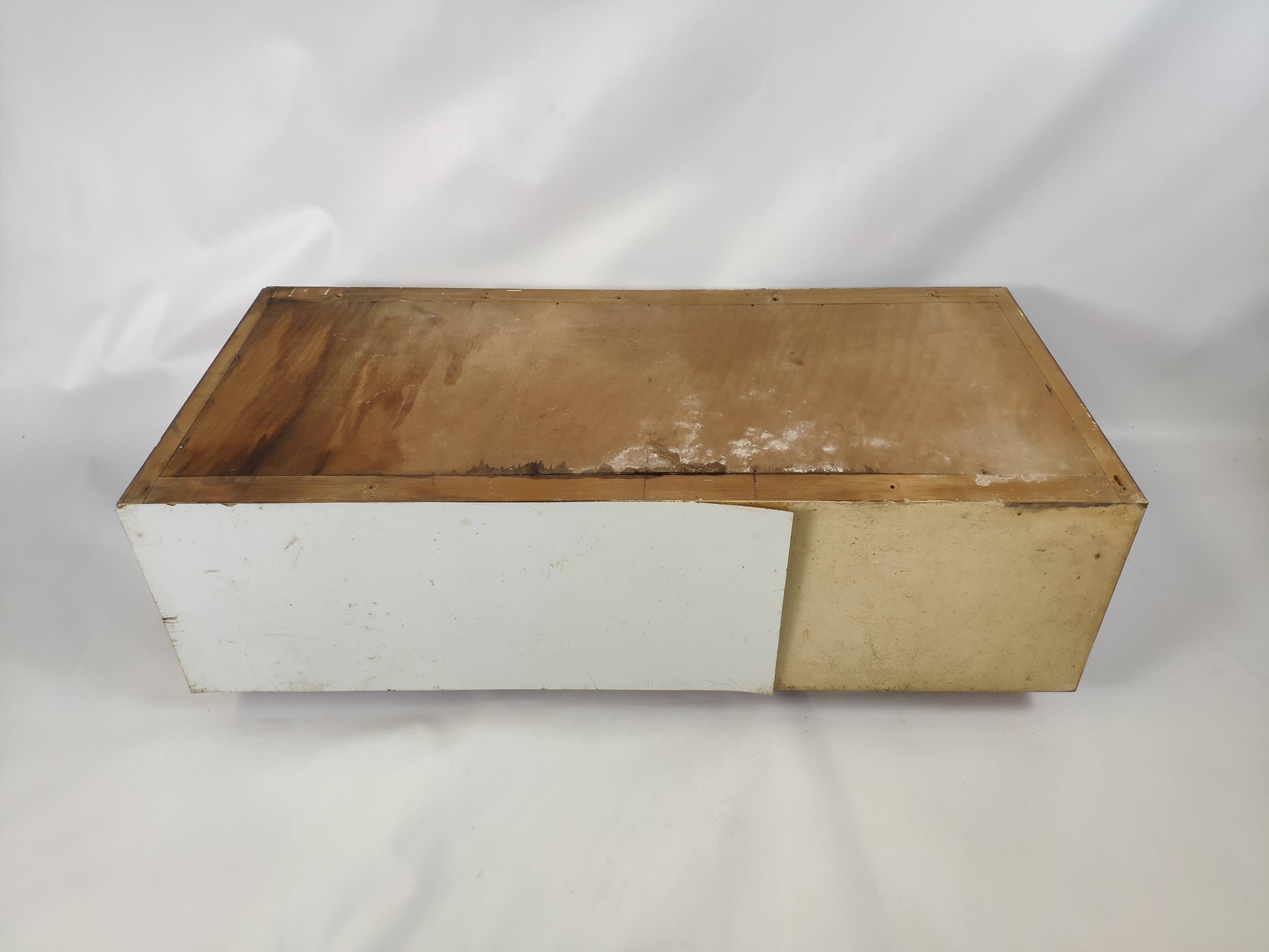 Meuble haut de cuisine en formica rouge