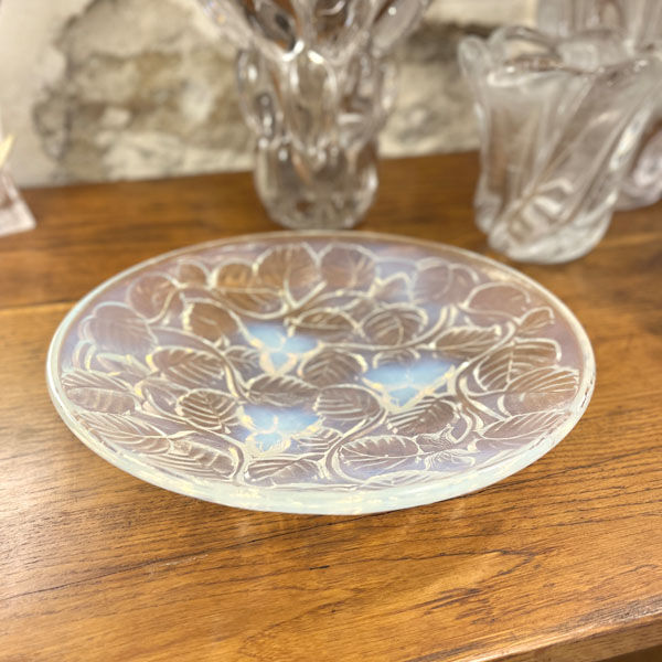 Opalescent glass cup "Les noisettes" Art Deco, André Delatte