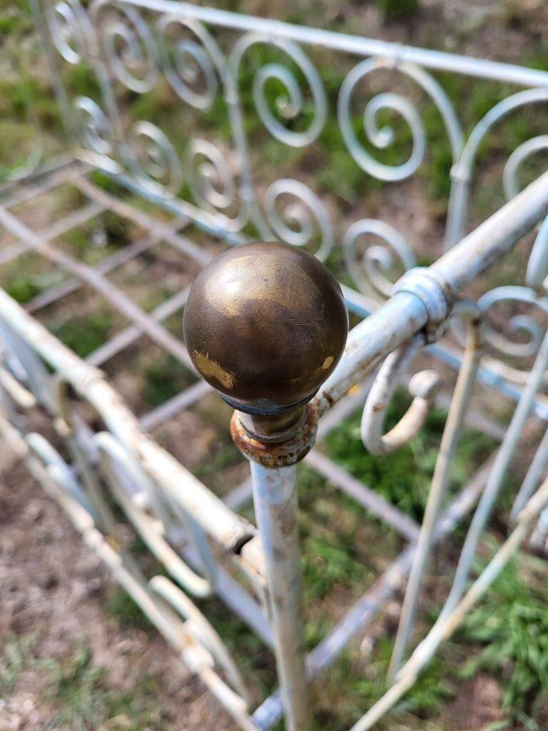 Lit cage volutes pour jardin d'hiver et d'été