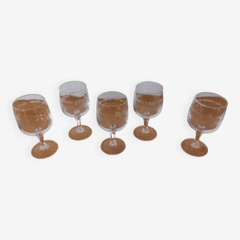 Lot de 5 anciens verres porto à pieds en cristal gravé