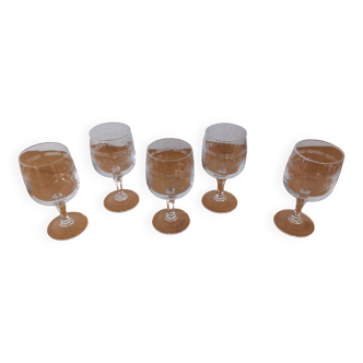 Lot de 5 anciens verres porto à pieds en cristal gravé