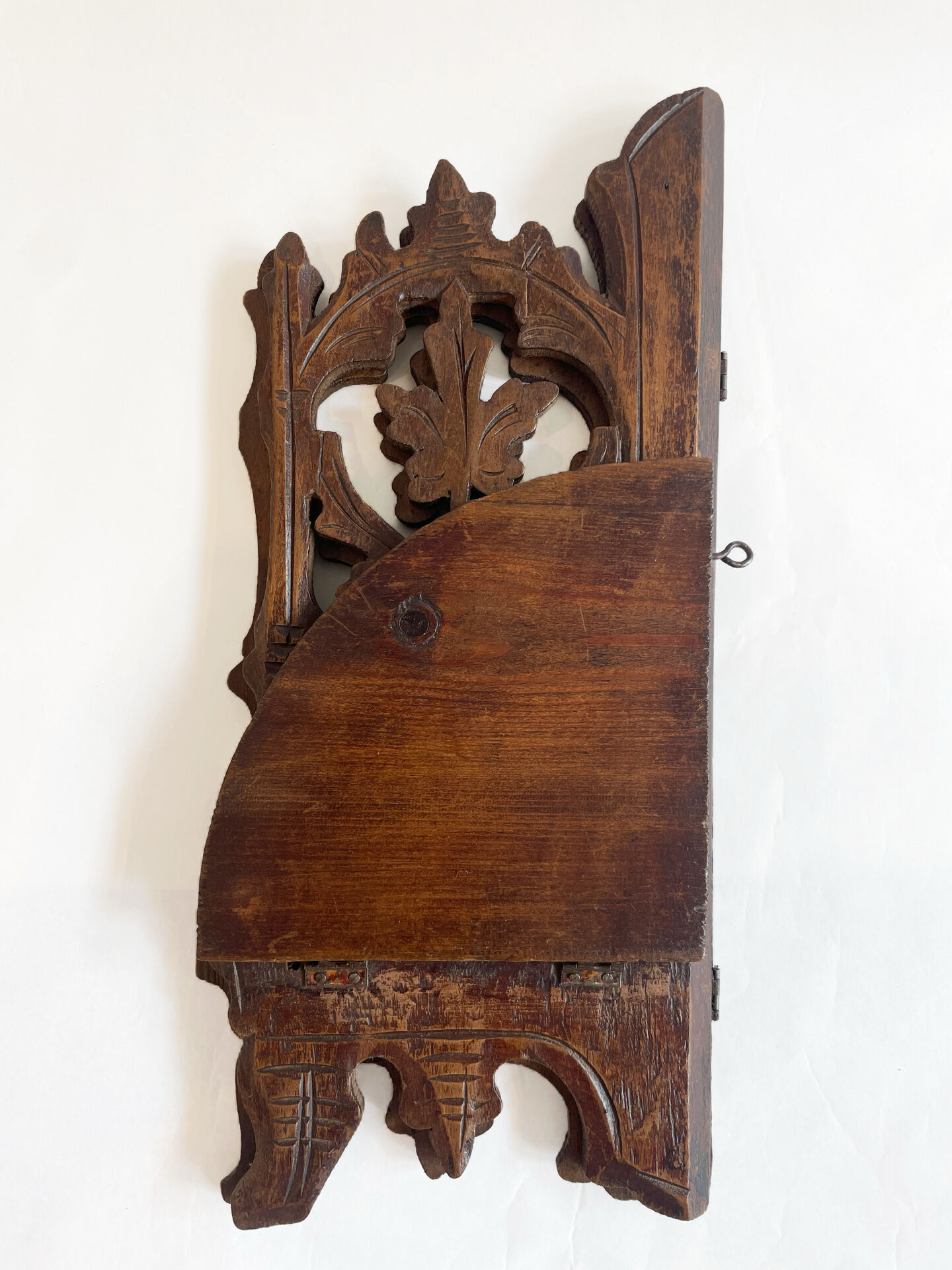 Petite étagère d’angle en bois sculpté