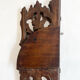 Petite étagère d’angle en bois sculpté