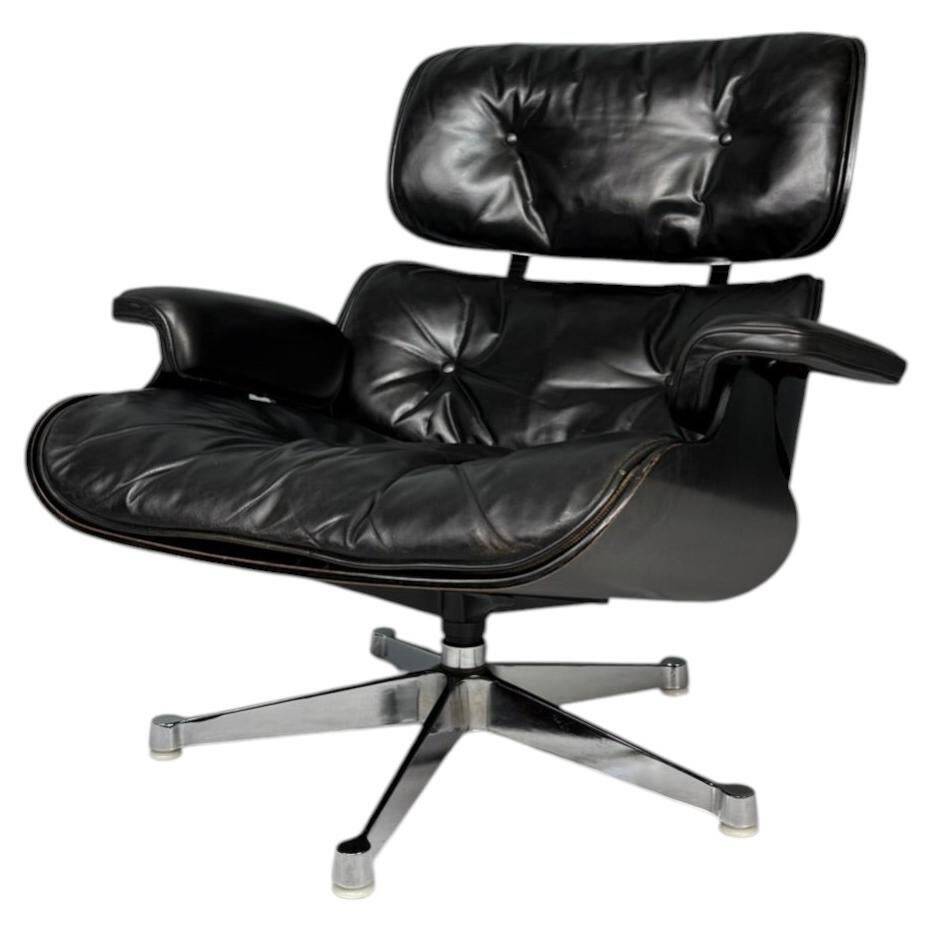 Chaise longue Eames entièrement noire par Herman Miller, années 1970.