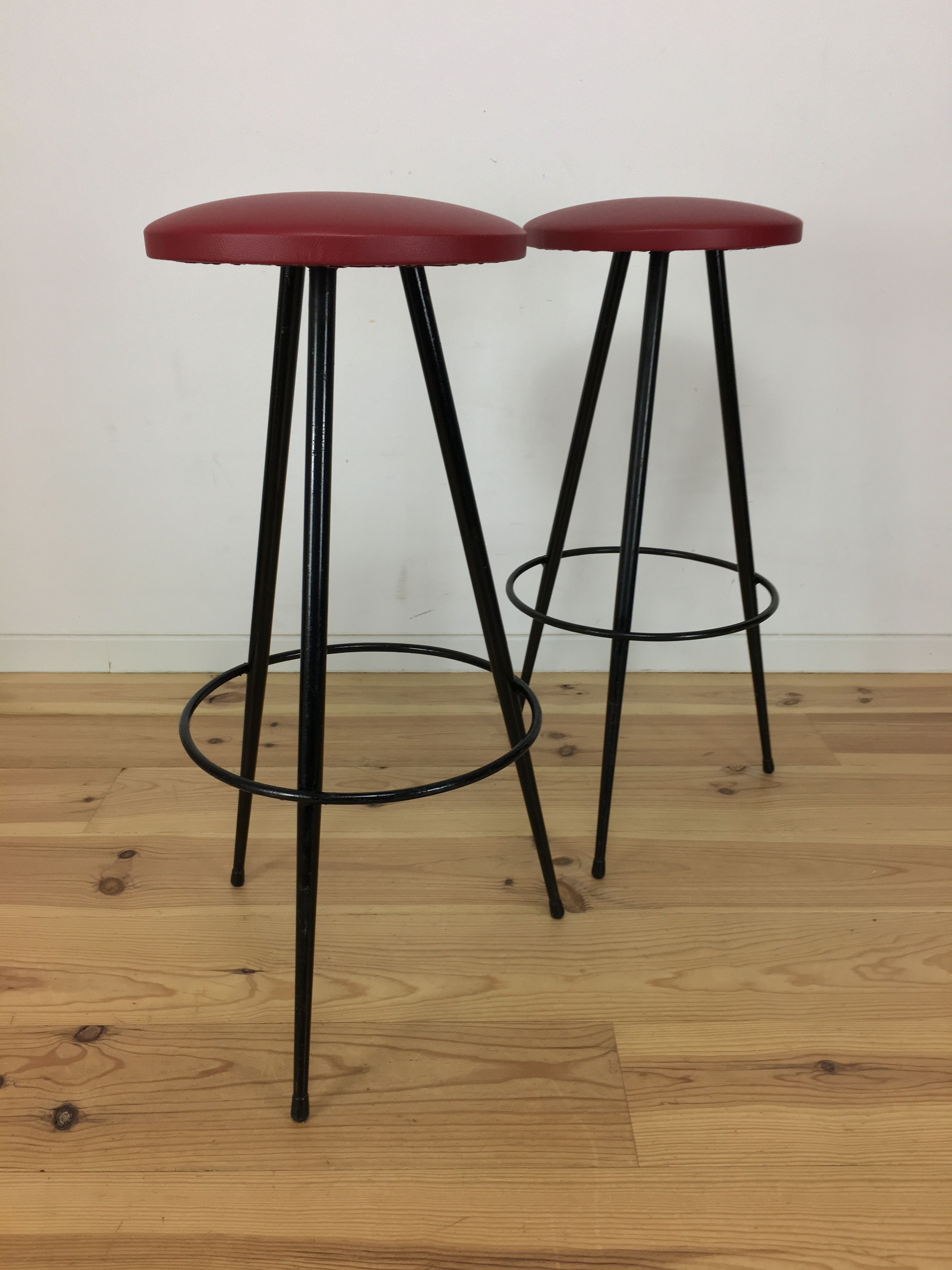 Paire de tabourets de bar tripode 1950, métal et simili cuir rouge