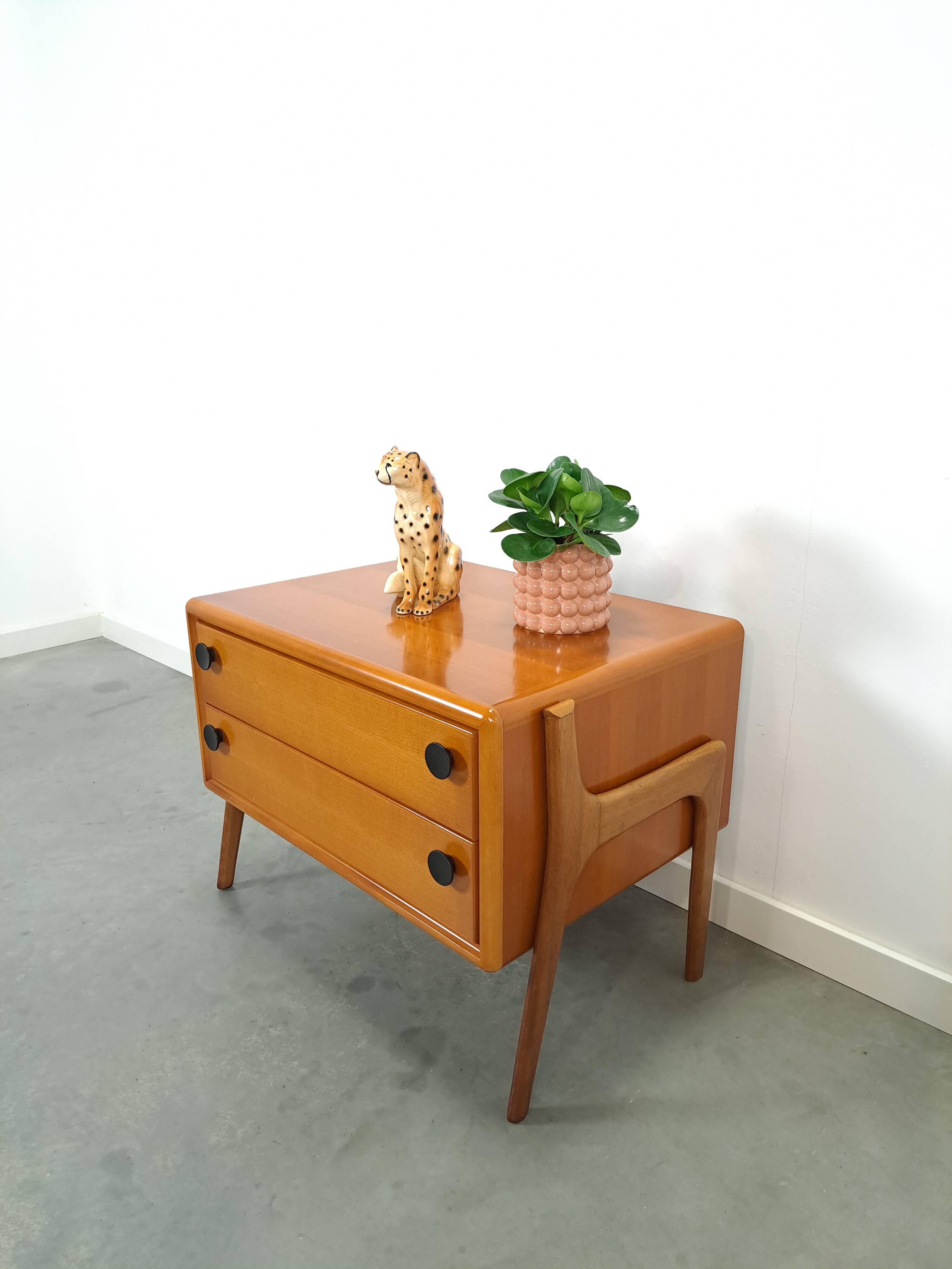 Teak ladekast met zwarte metalen grepen, tv meubel