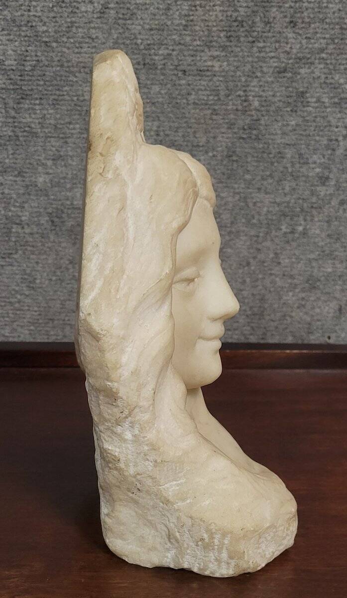 Sculpture en marbre, buste féminin