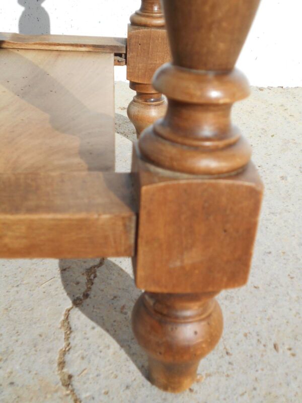 Table de chevet en noyer massif style Louis XVI