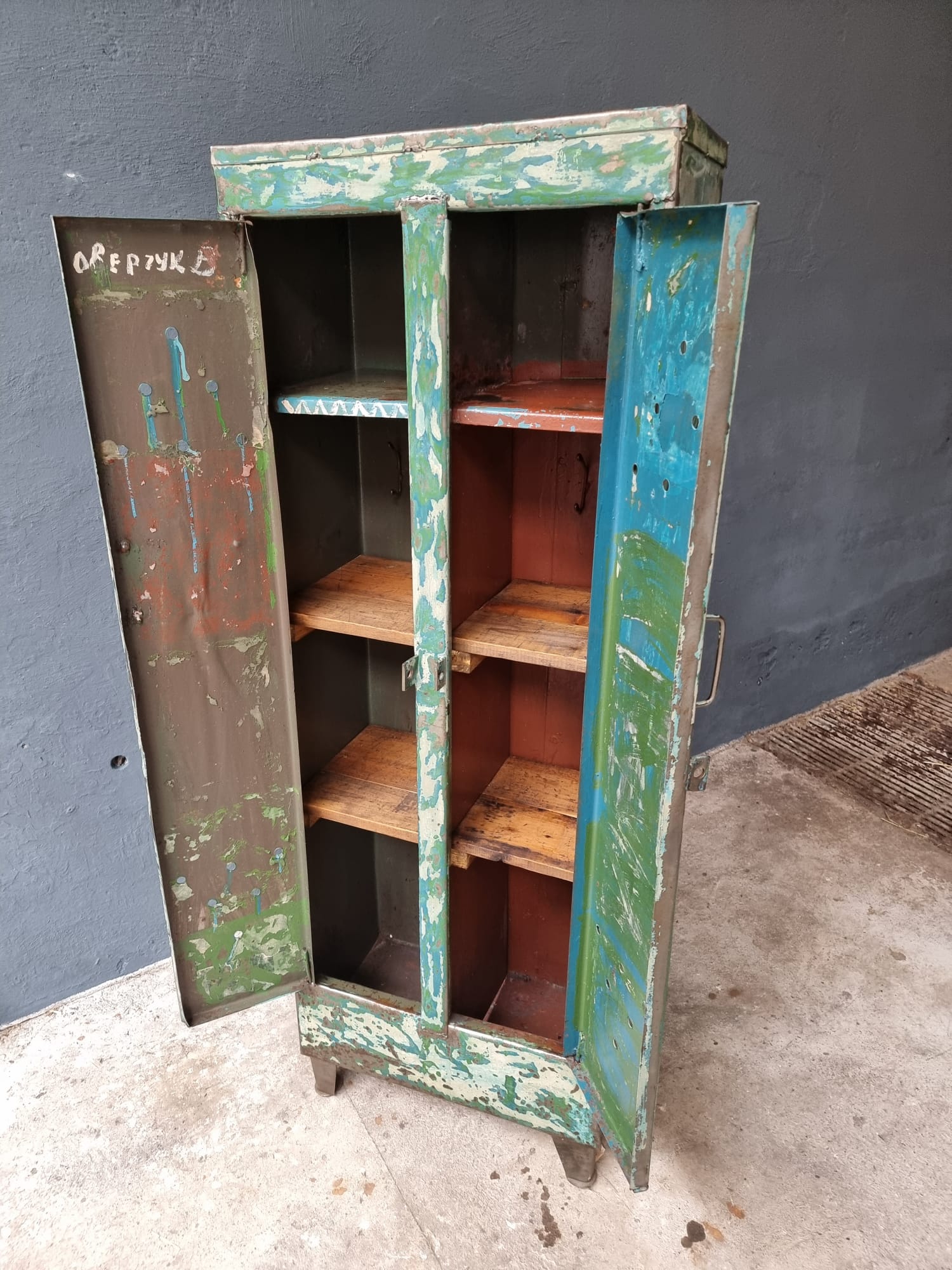 Armoire industrielle casier