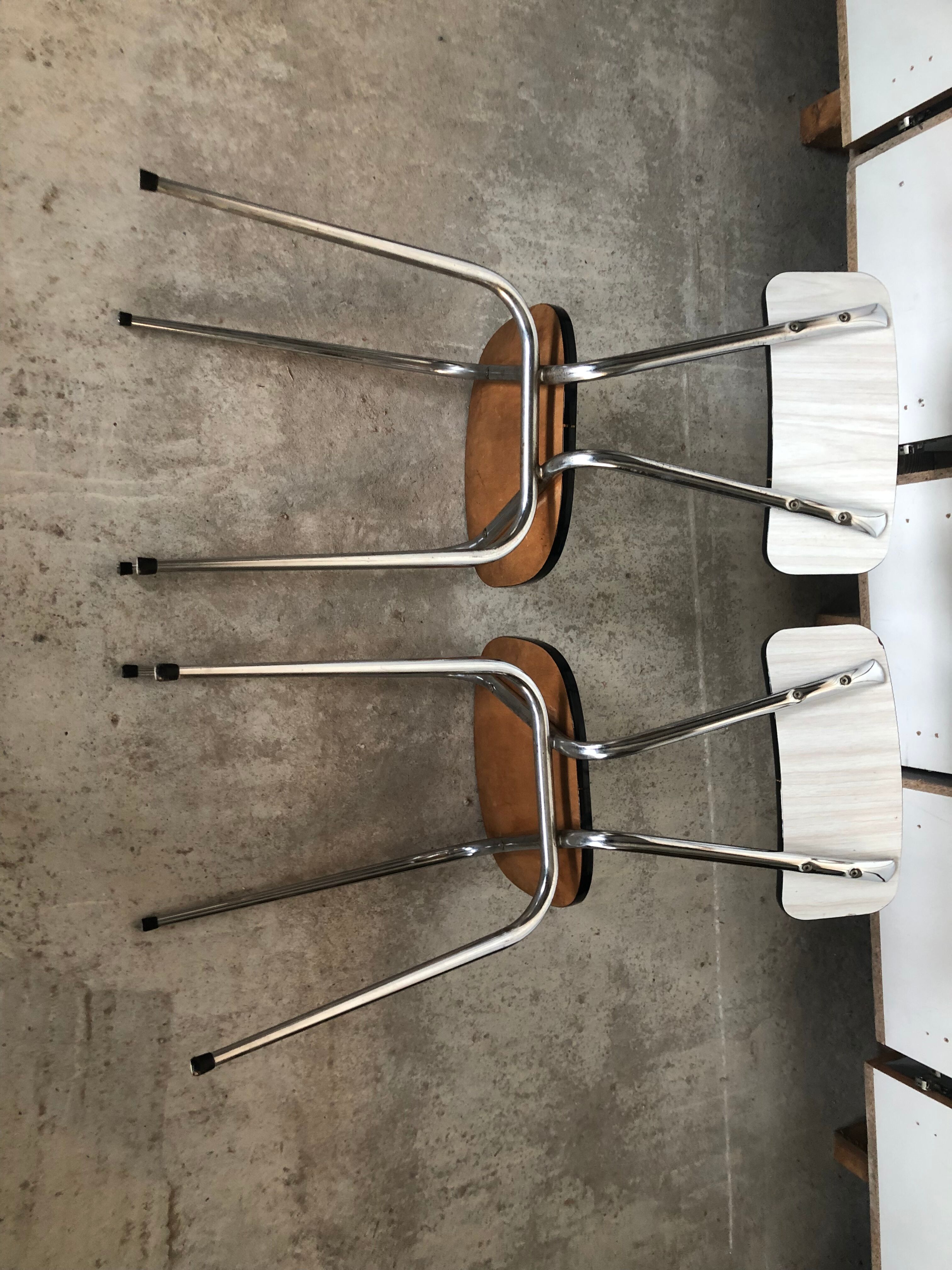 2 chaises en Formica blanc-gris des années 70
