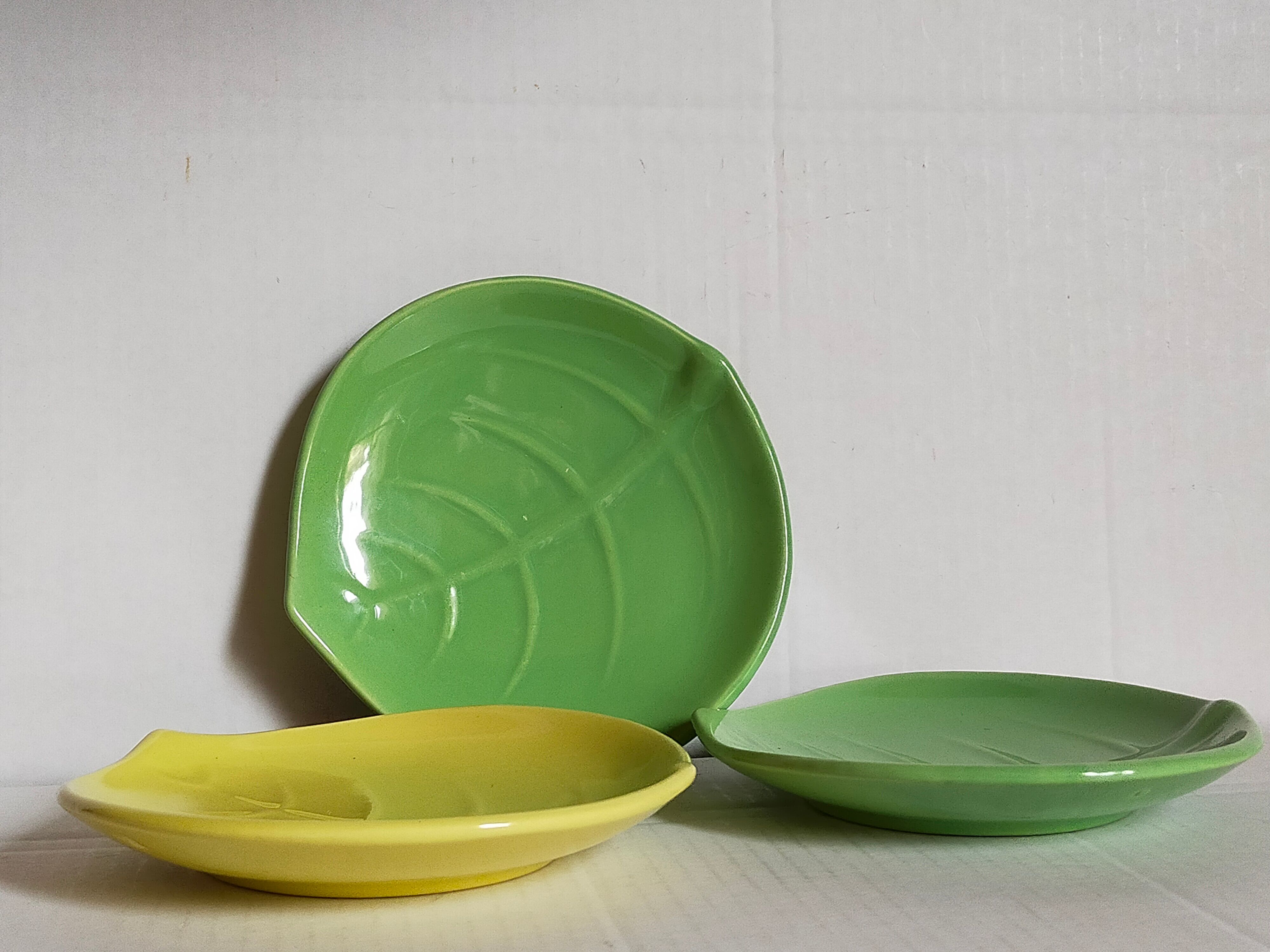 Three ceramic leaf cups 50s