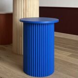 Petite table de chevet ronde et cannelée en bleu klein