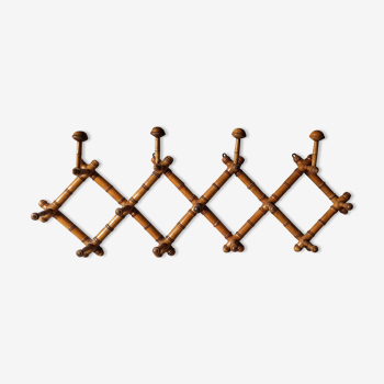 Extendable wooden coat holder