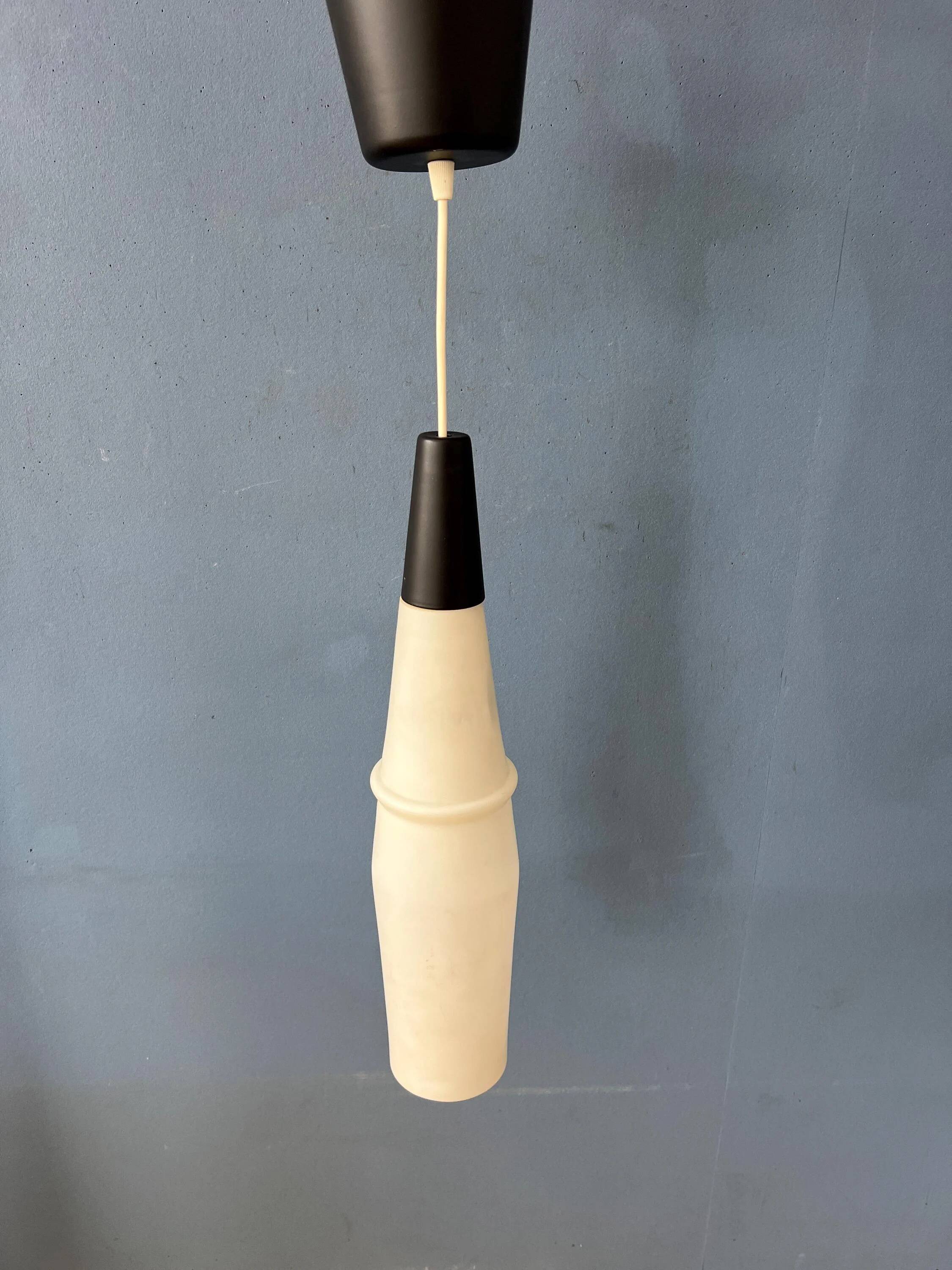 Suspension longue Mid-Century en verre opalin