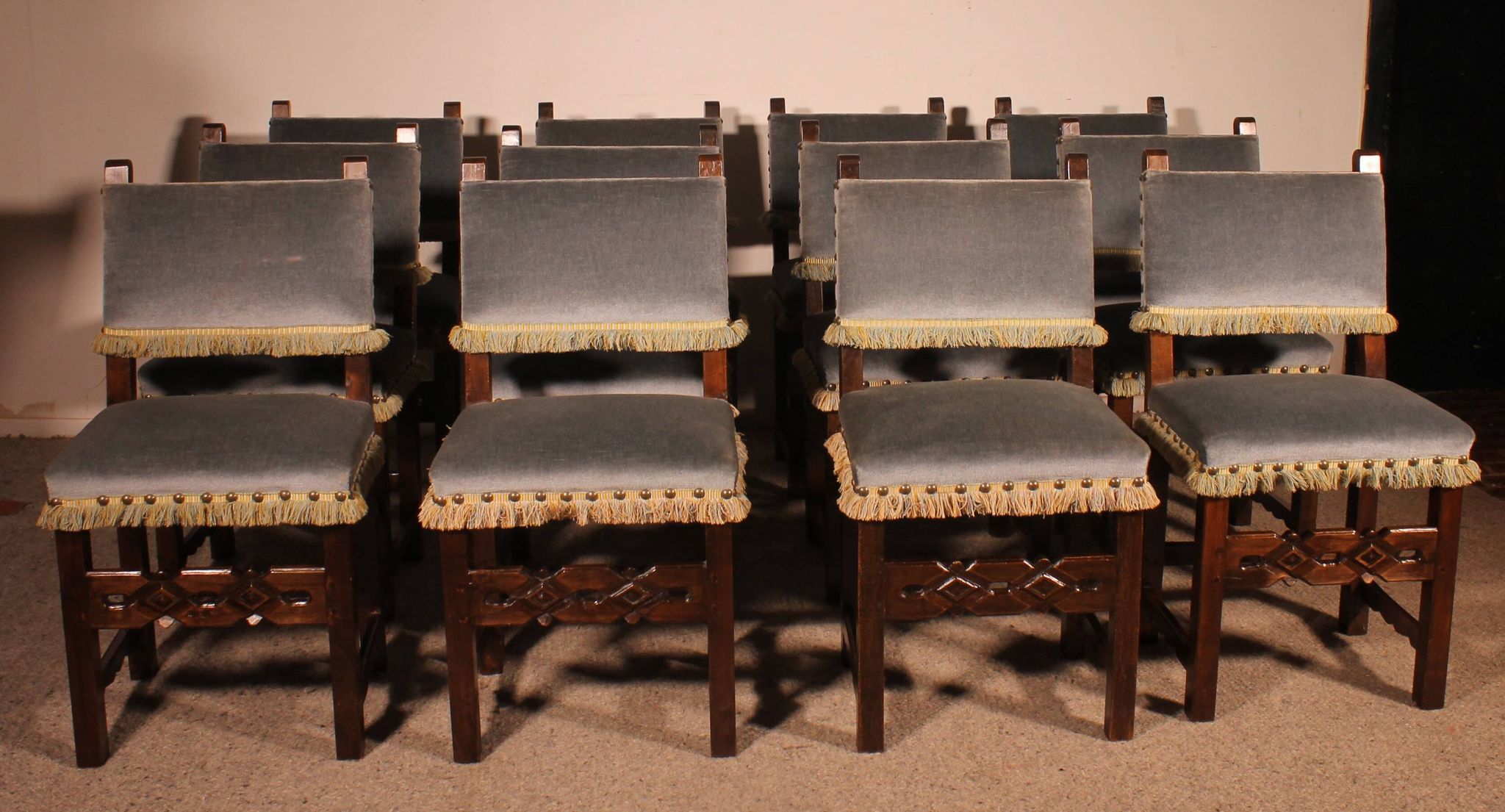 12 chaises espagnoles en hêtre