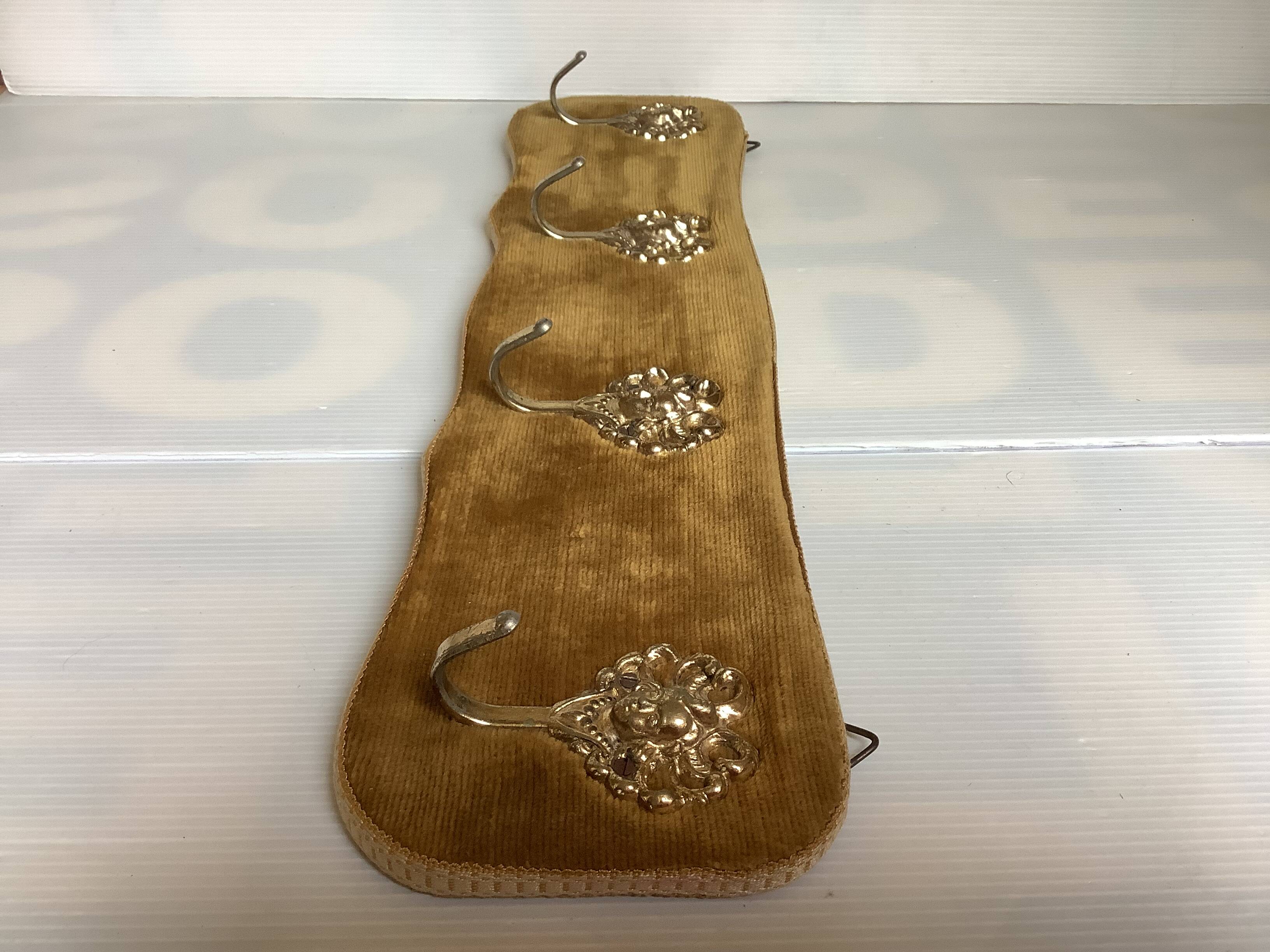 Porte manteau baroque velours ocre