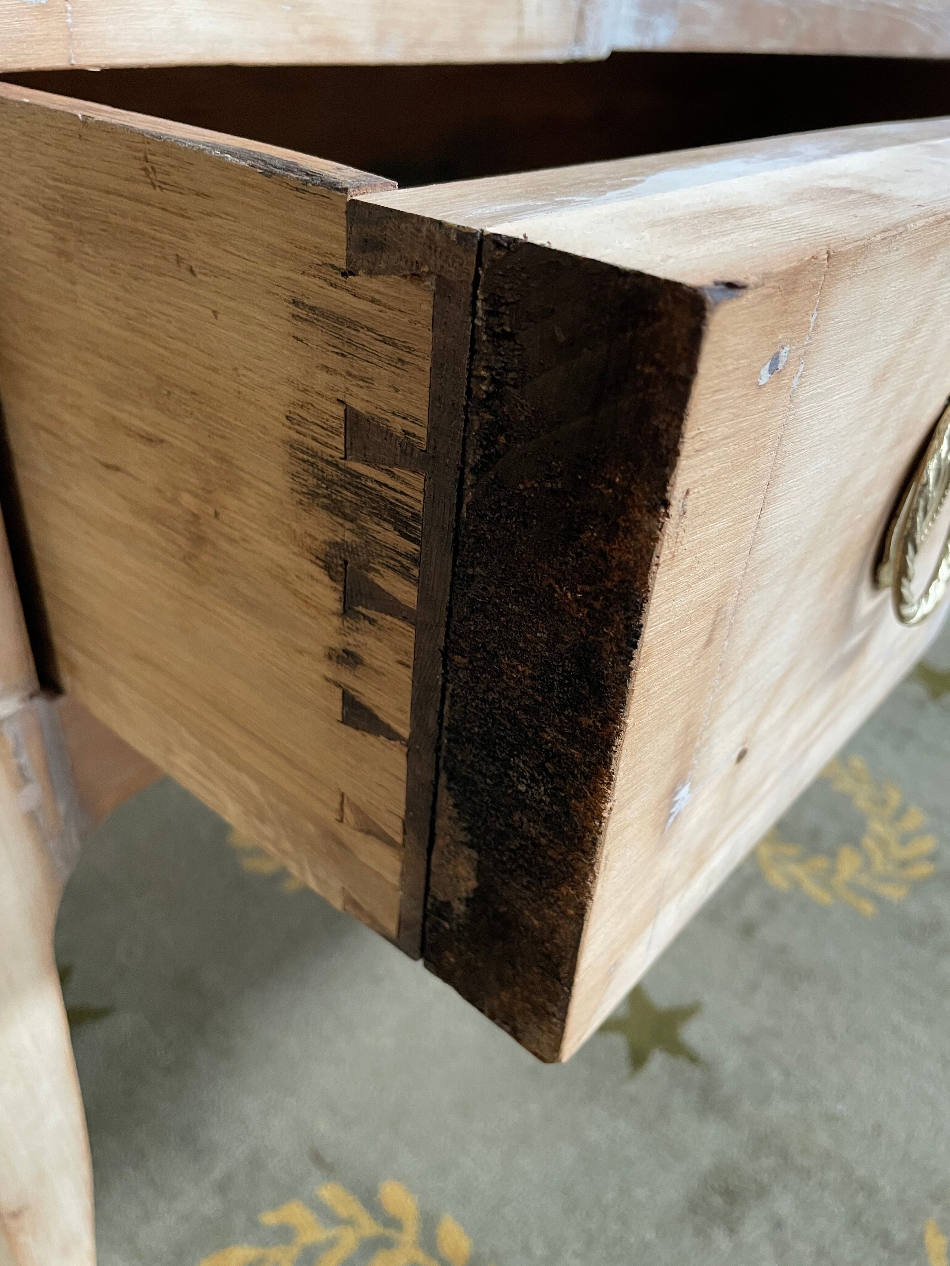 Raw dresser Louis XV style