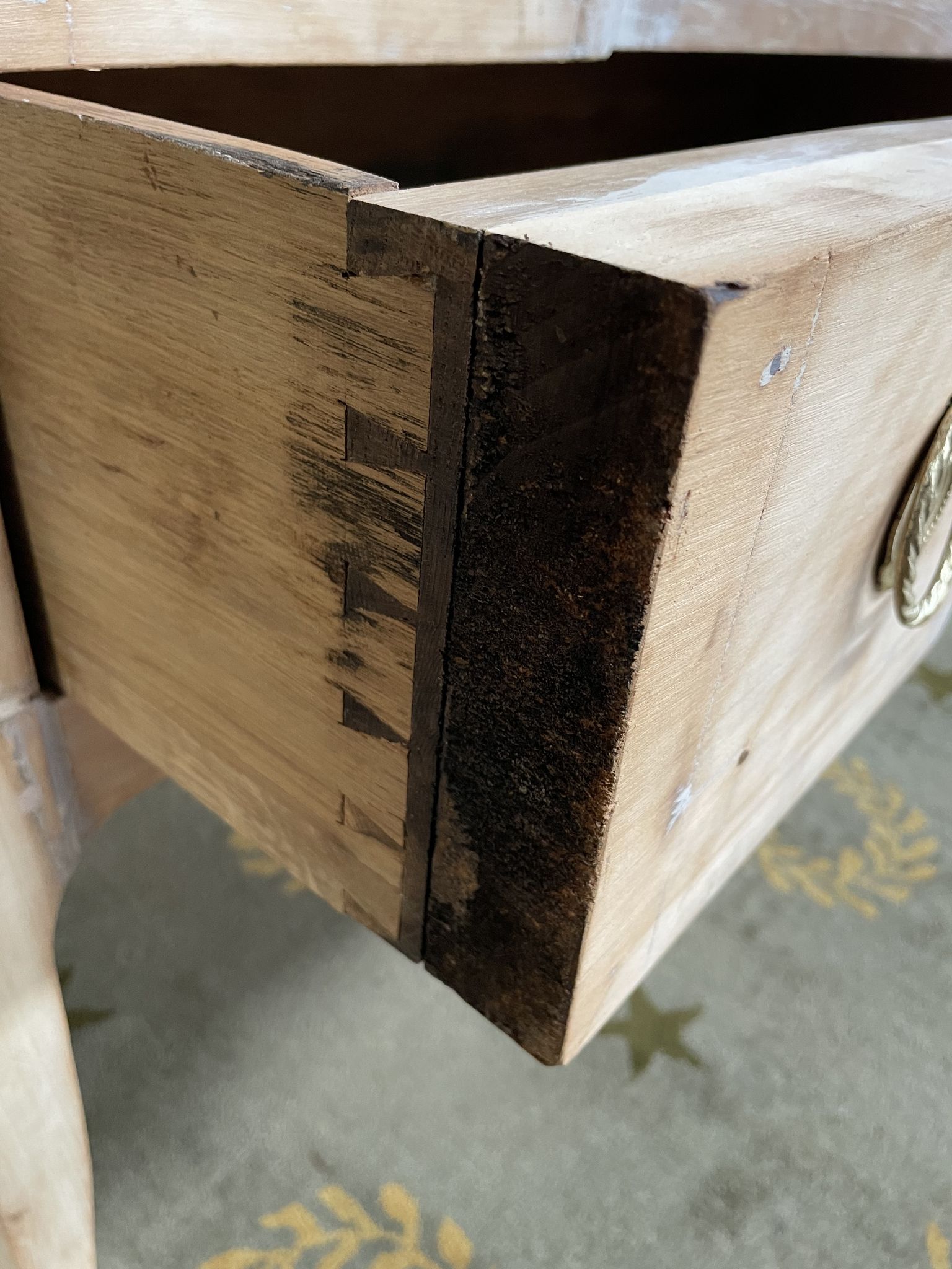 Raw dresser Louis XV style