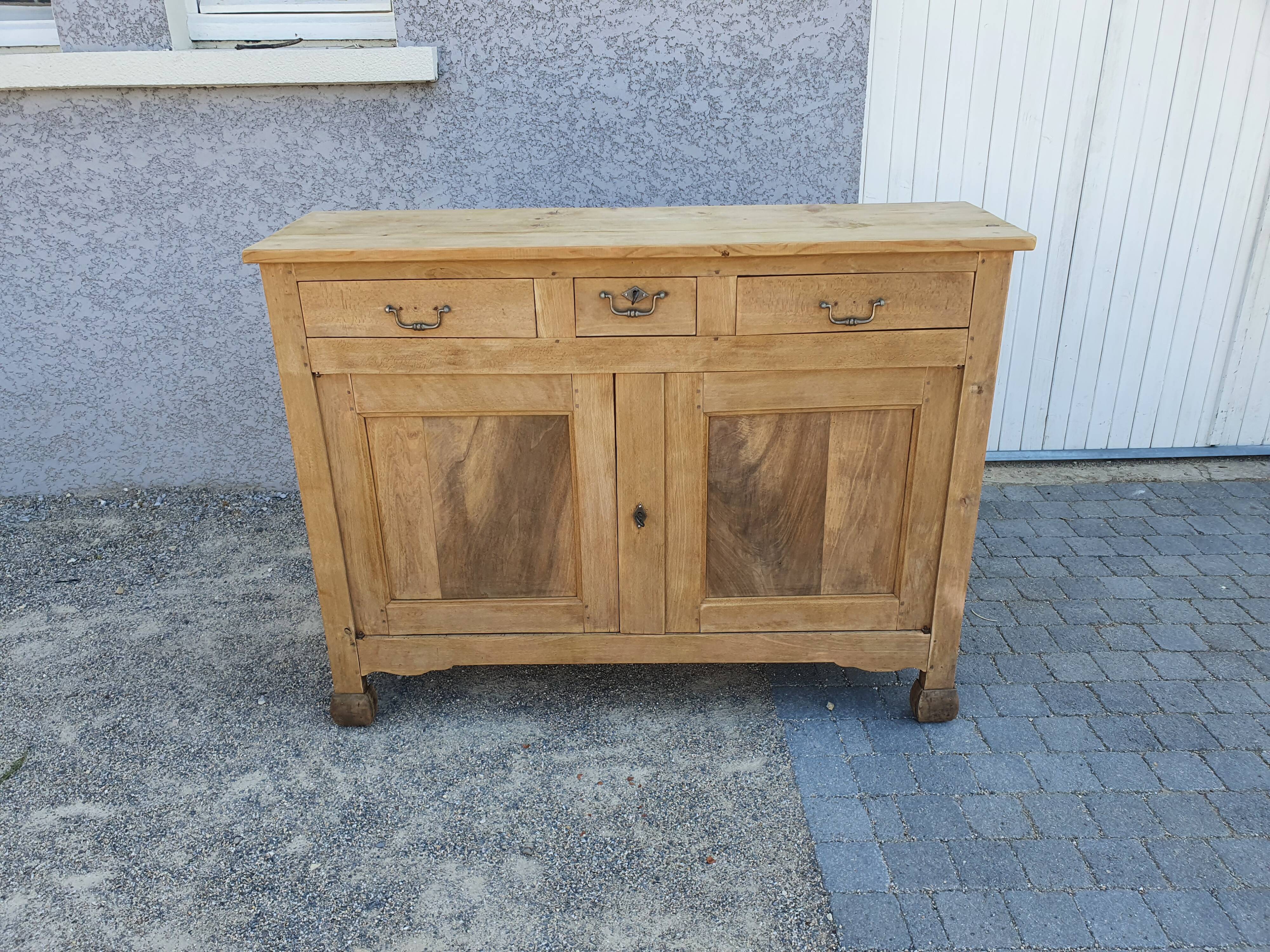 Bahut buffet furniture of old raw wood shallow