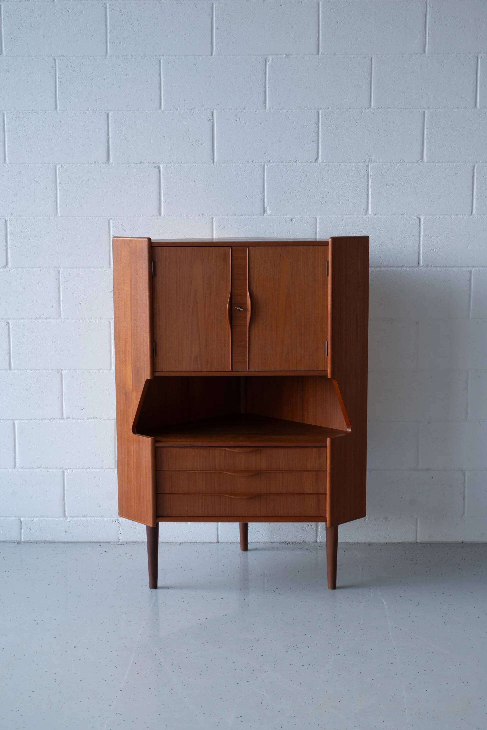 Meuble d'angle en teck avec bar