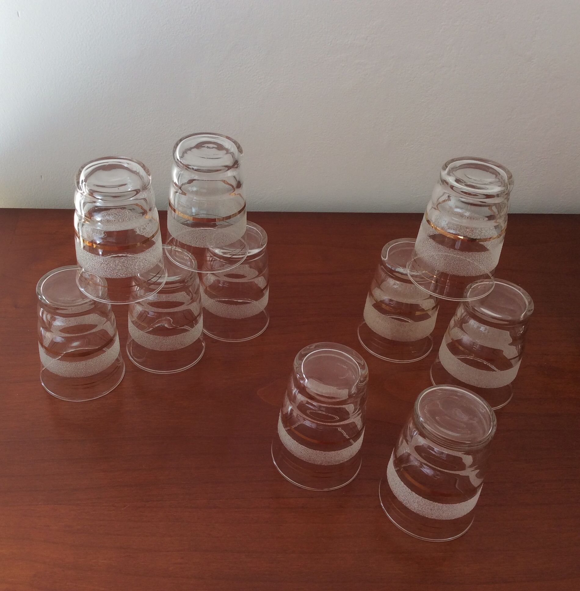 Lot de 10 verres anciens avec bandes granitées et dorées