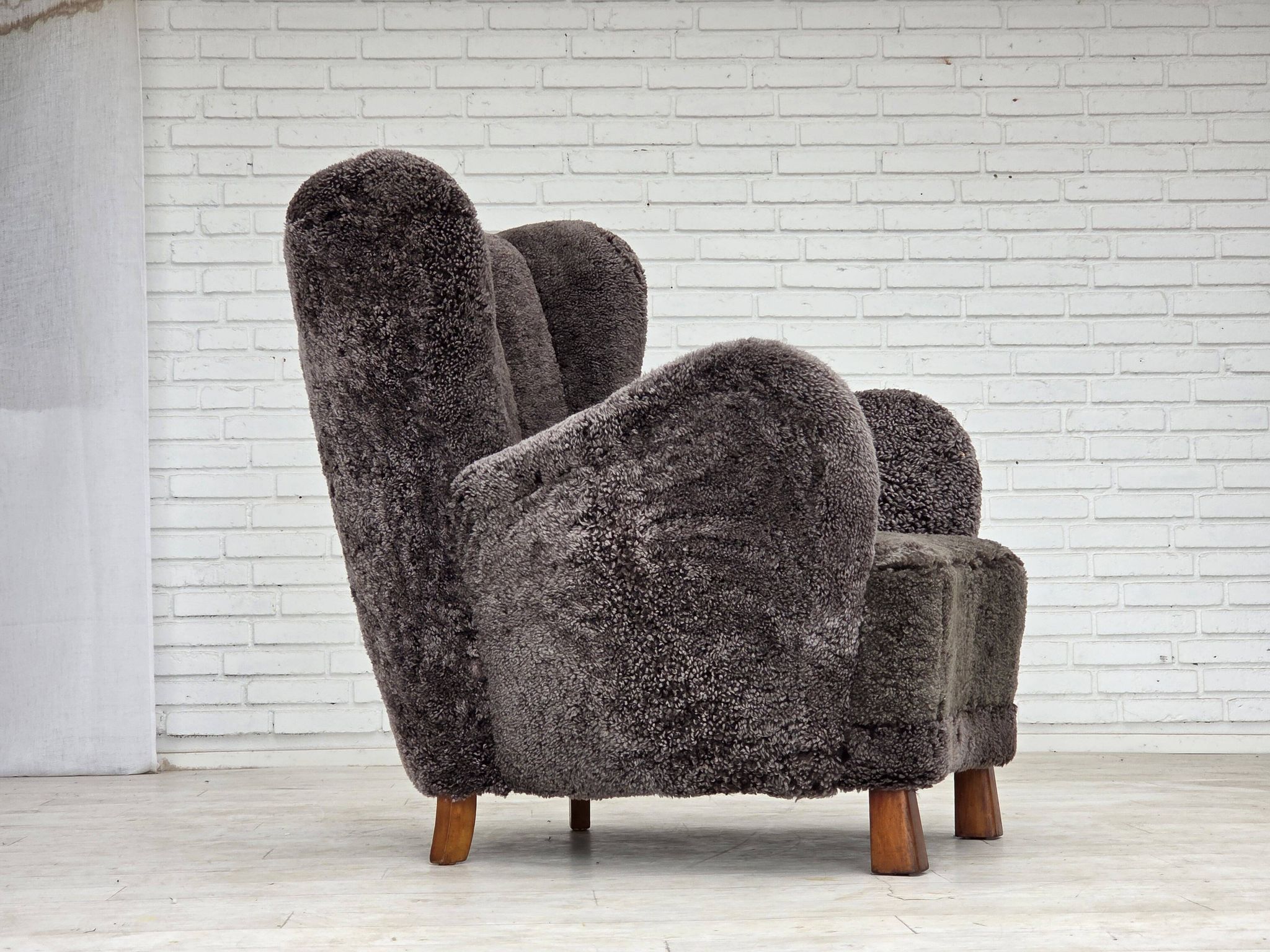 Années 1960, design danois, fauteuil rembourré, véritable peau de mouton.