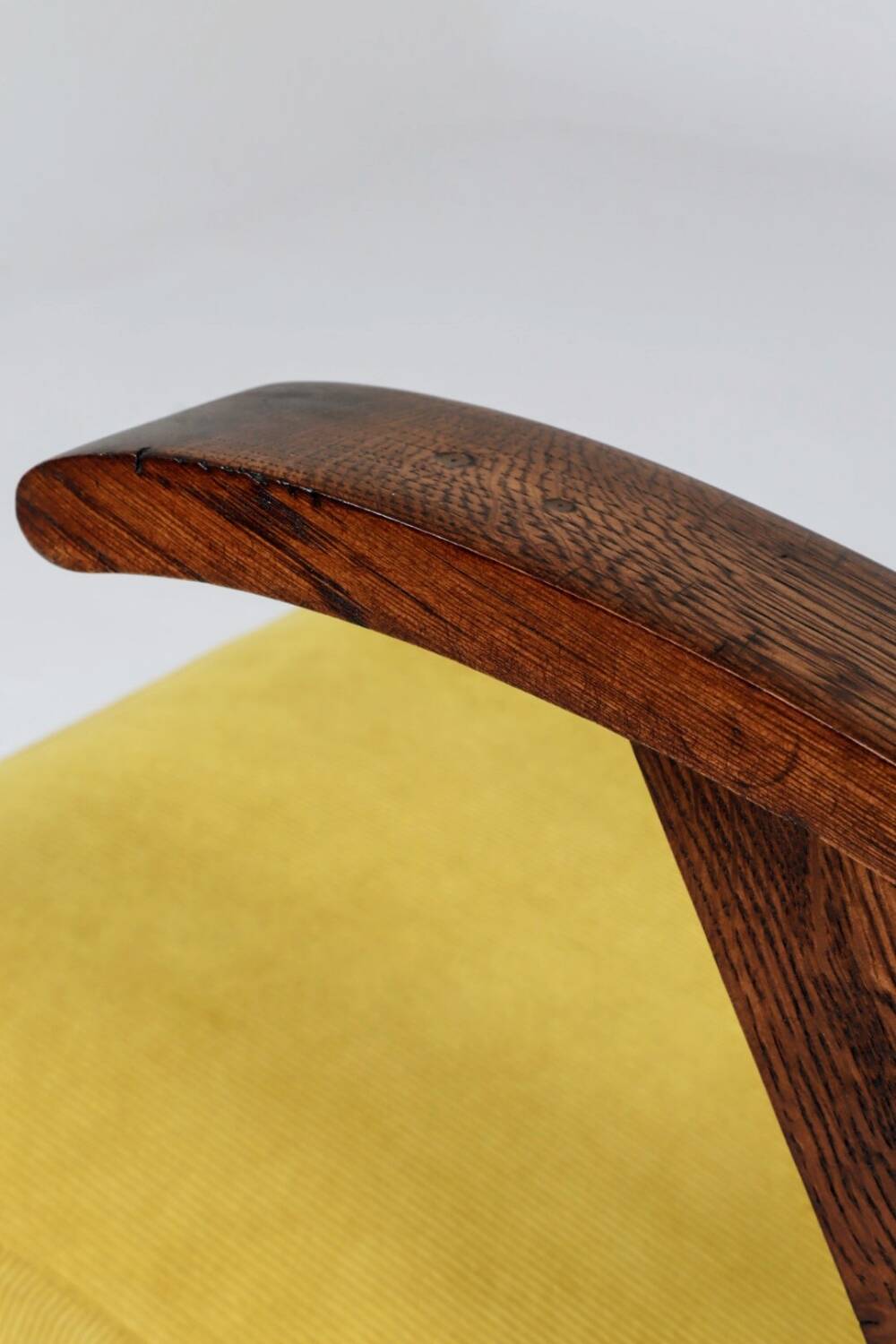 Fauteuil scandinave velours côtelé jaune citron chêne 1960