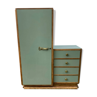 Asymmetric cabinet