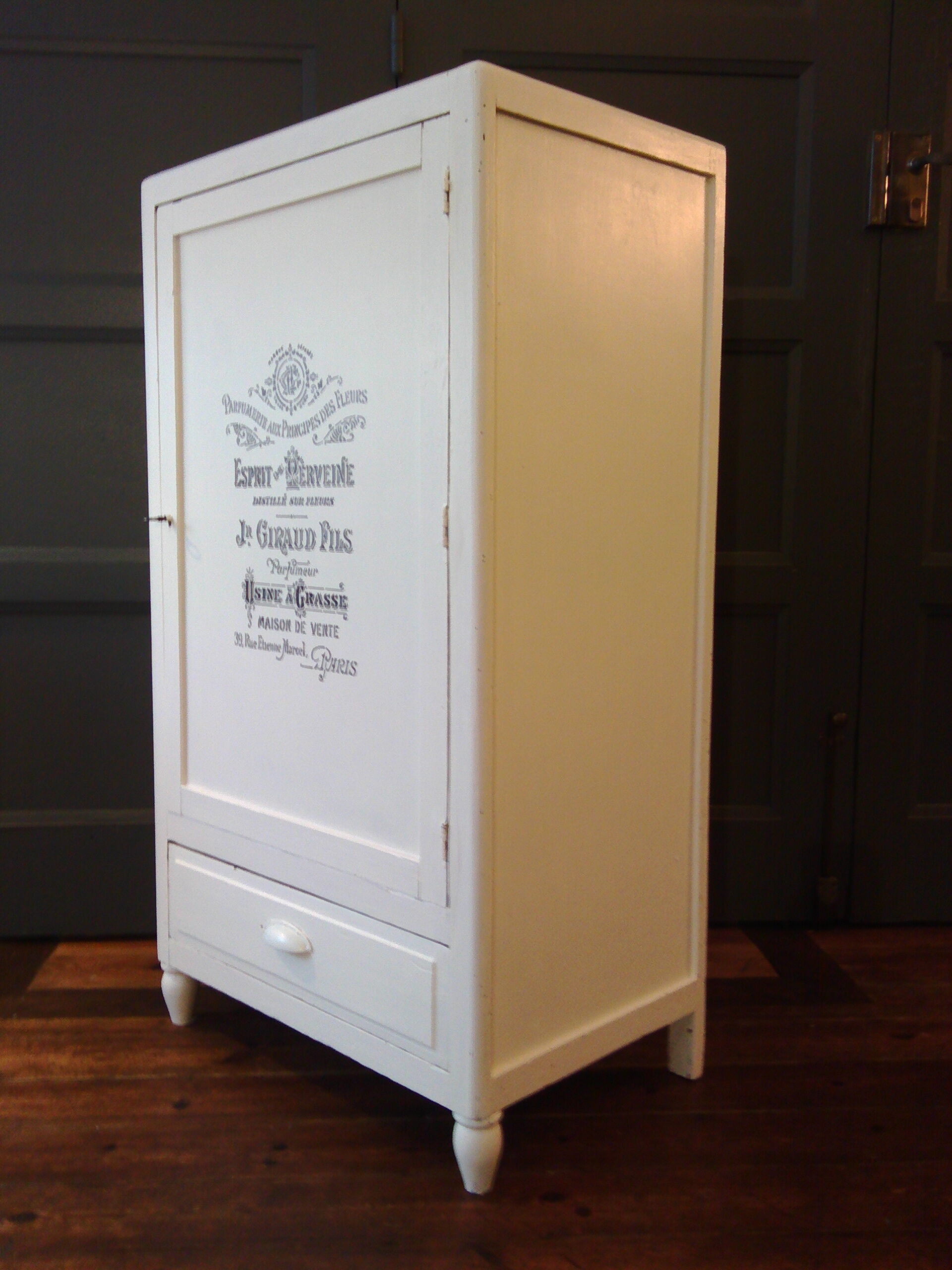 Furniture type confectionery from the 1940s