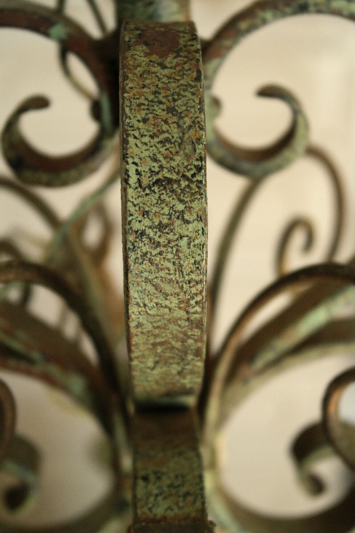 Lustre with 8 branches in wrought iron, grey-green patina and antique gilding.