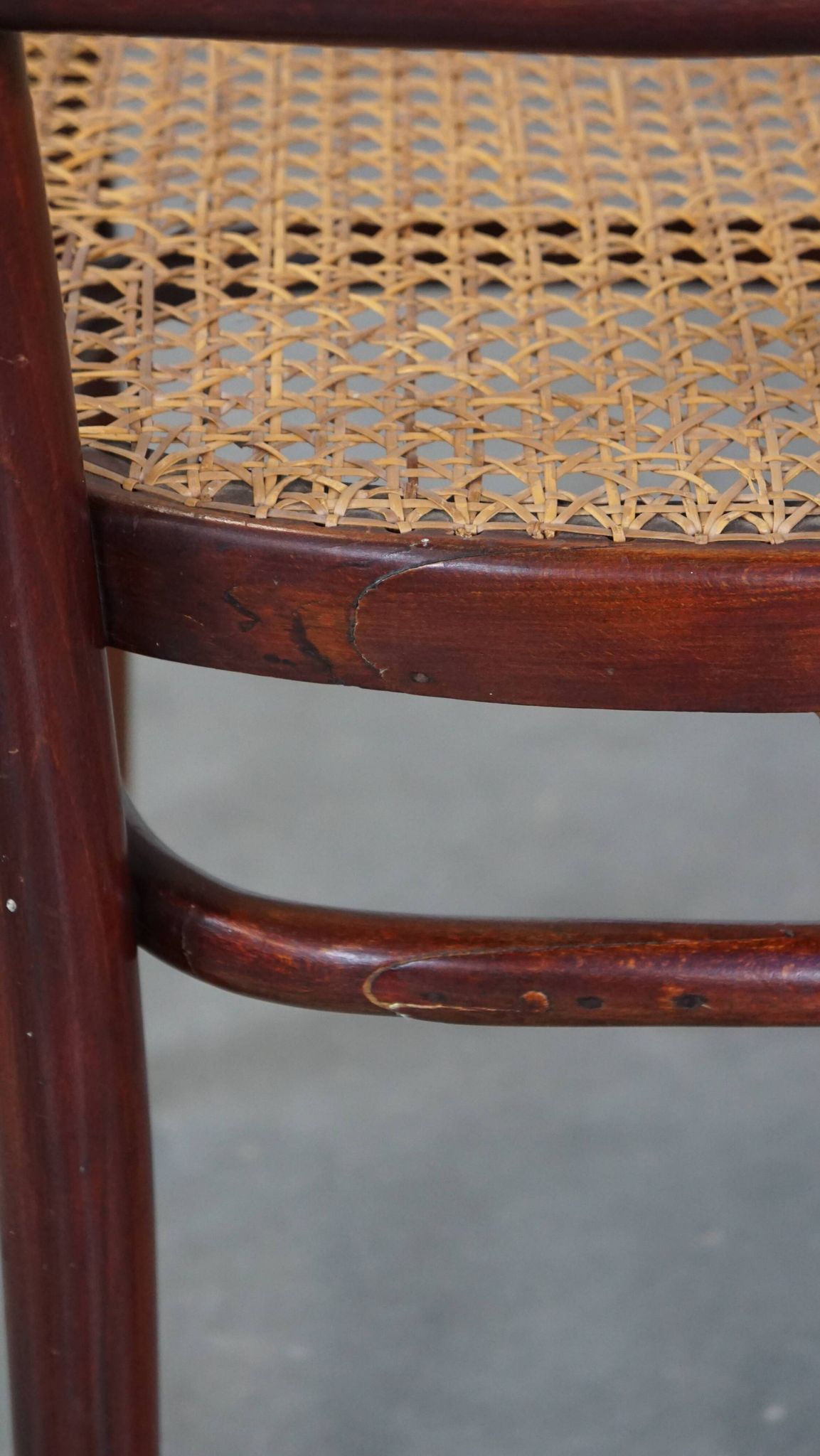 Chaise de bistrot originale vintage design Thonet avec assise mate