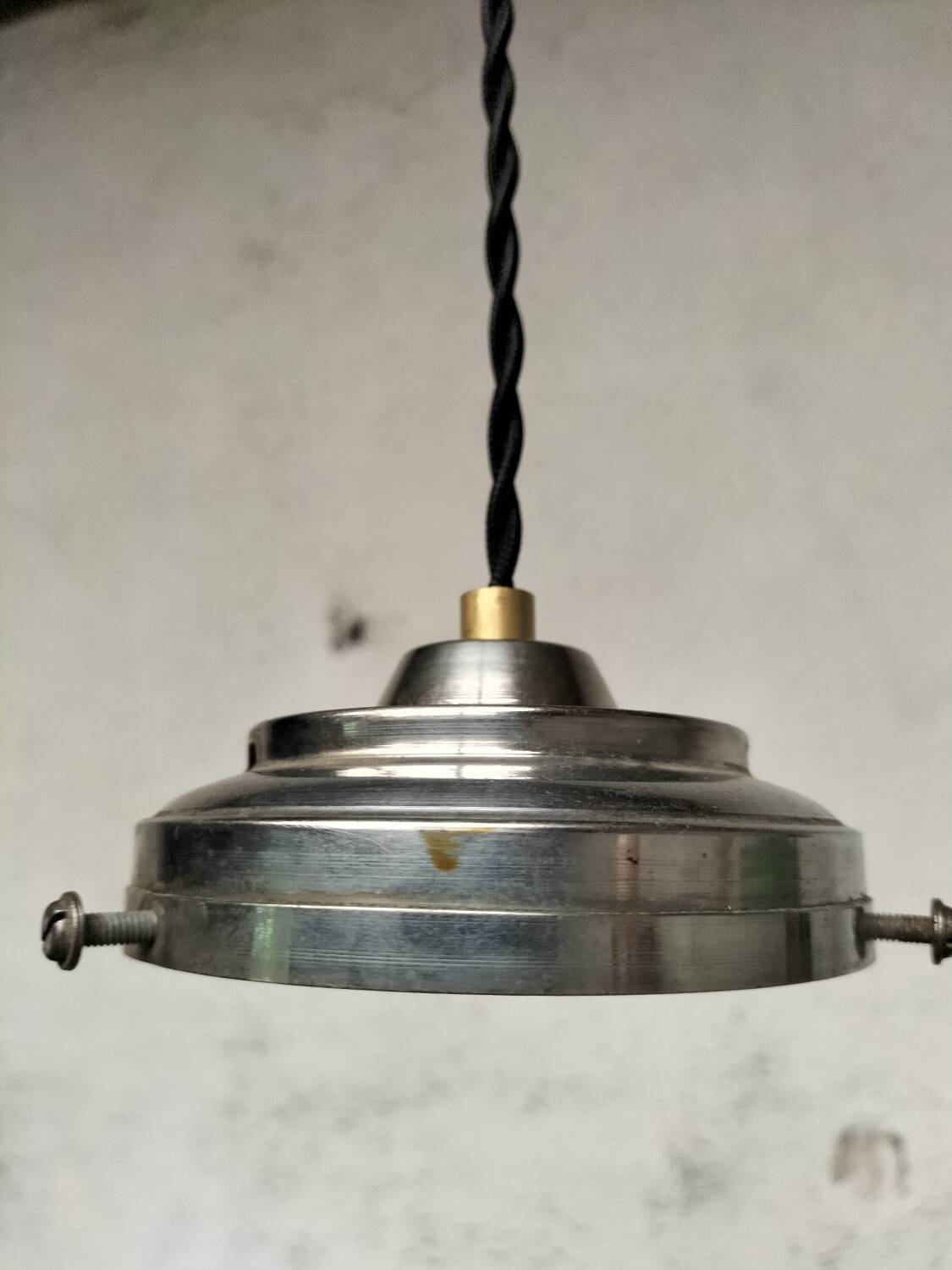 Opaline ball suspension
