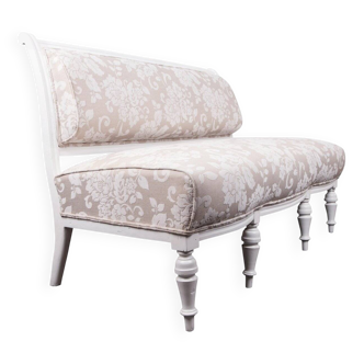 Two-seater canapé painted white with reupholstered beige fabric, wooden frame painted in 1890 style.