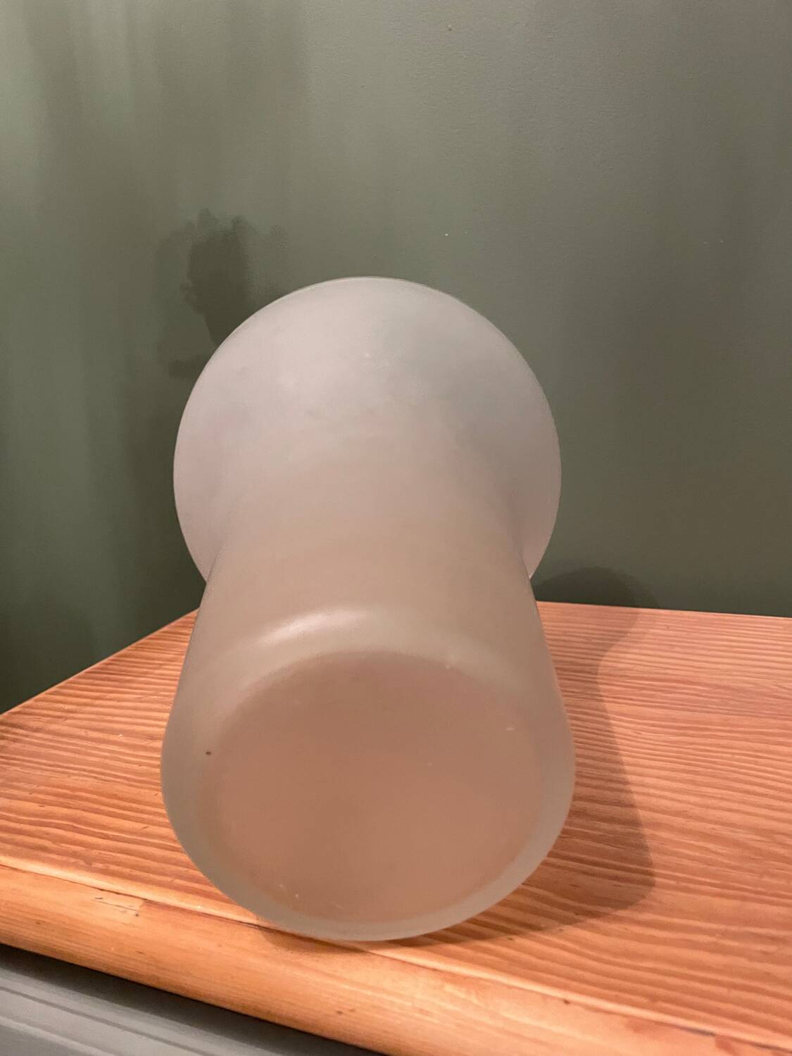 Vase adymetrique en verre opque