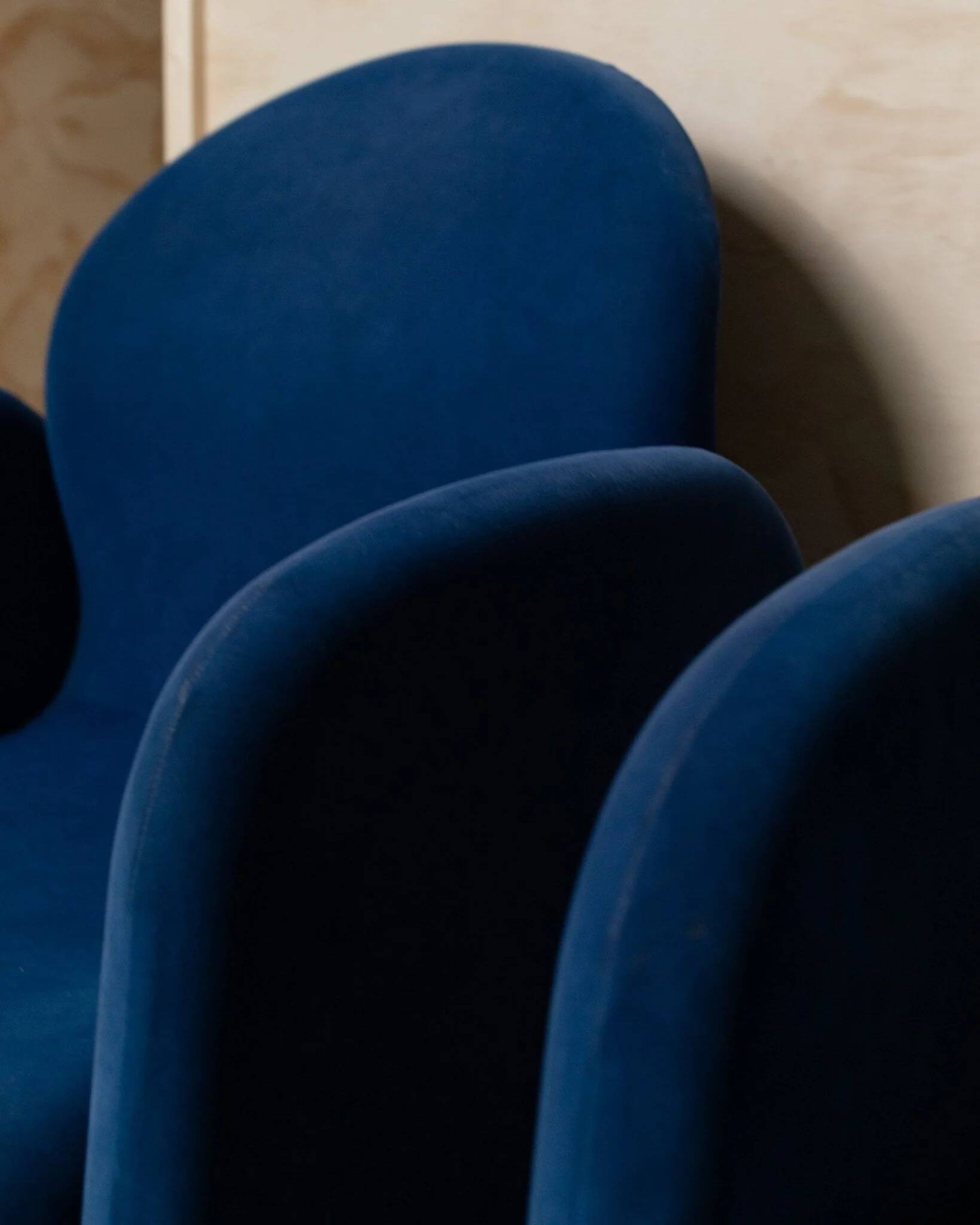 Paire de fauteuils en velours bleu avec pieds ronds en acrylique - design italien des années 1970.