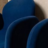 Paire de fauteuils en velours bleu avec pieds ronds en acrylique - design italien des années 1970.