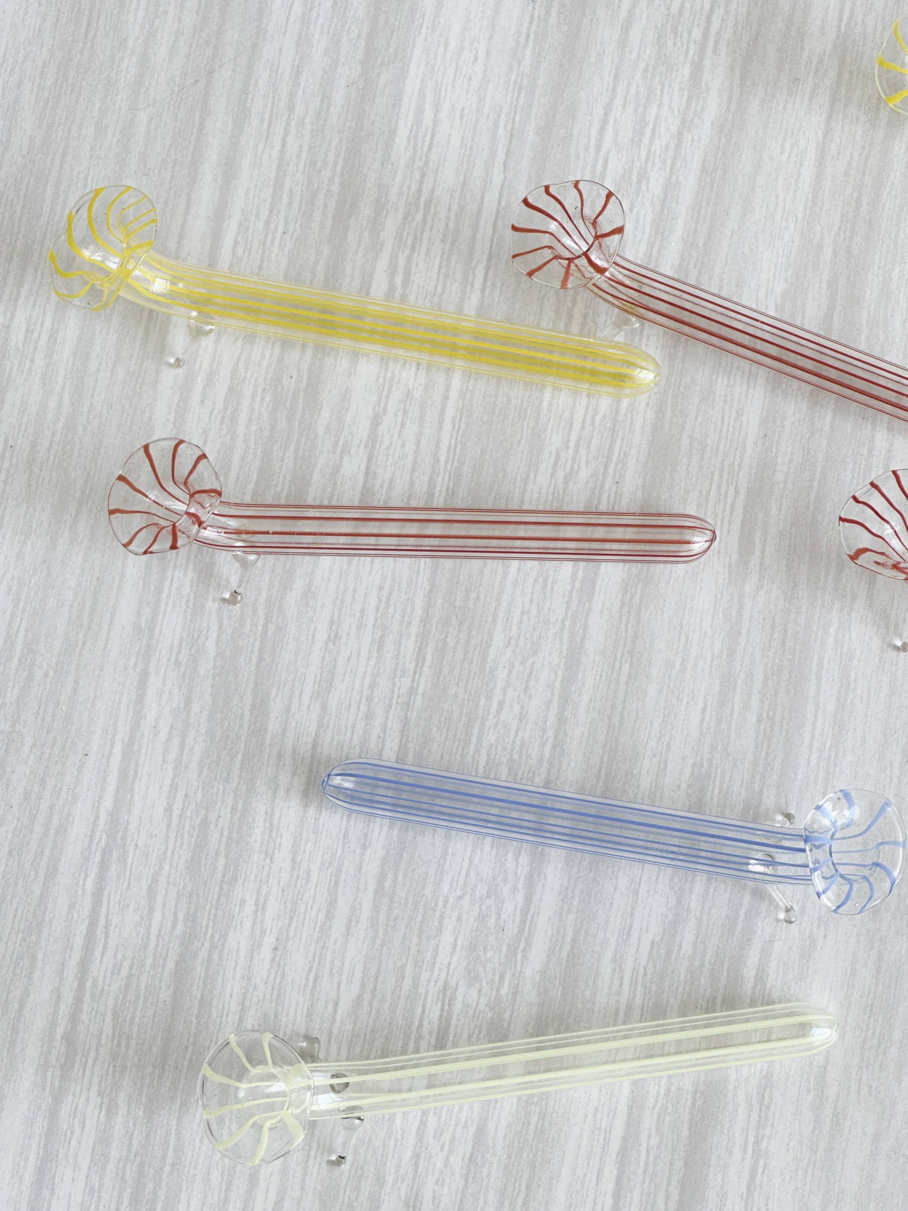 12 porte-couteaux en verre soufflé coloré, design rayé.