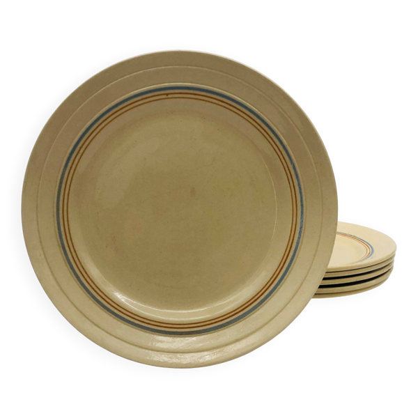 6 assiettes plates avec de fin décor de liserés bleu et brin.