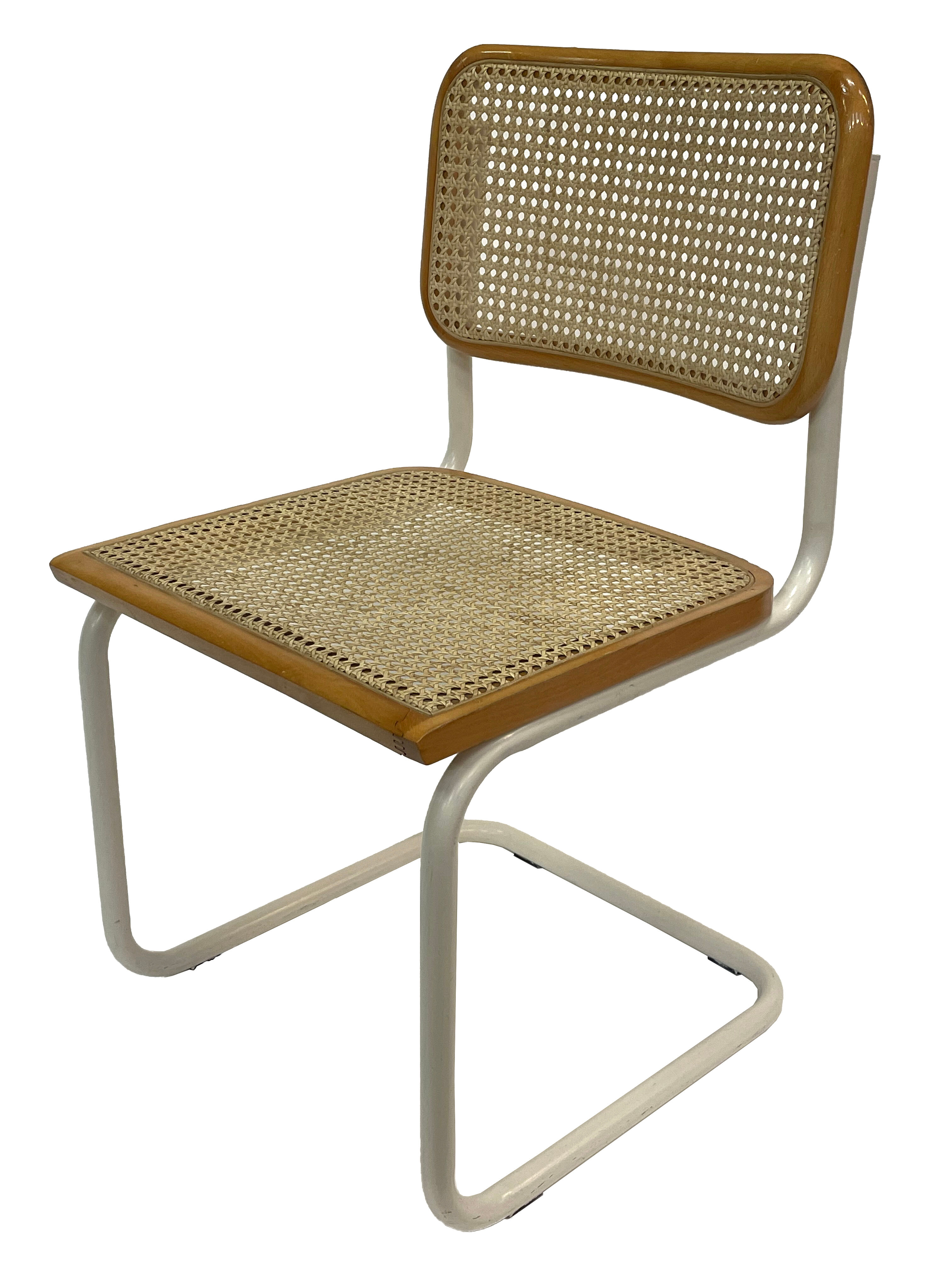 Chaise Cesca modèle b32 en blanc et bois par Marcel Breuer