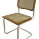 Chaise Cesca modèle b32 en blanc et bois par Marcel Breuer