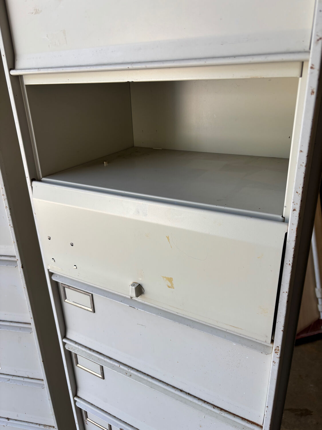 Casiers métalliques à clapets