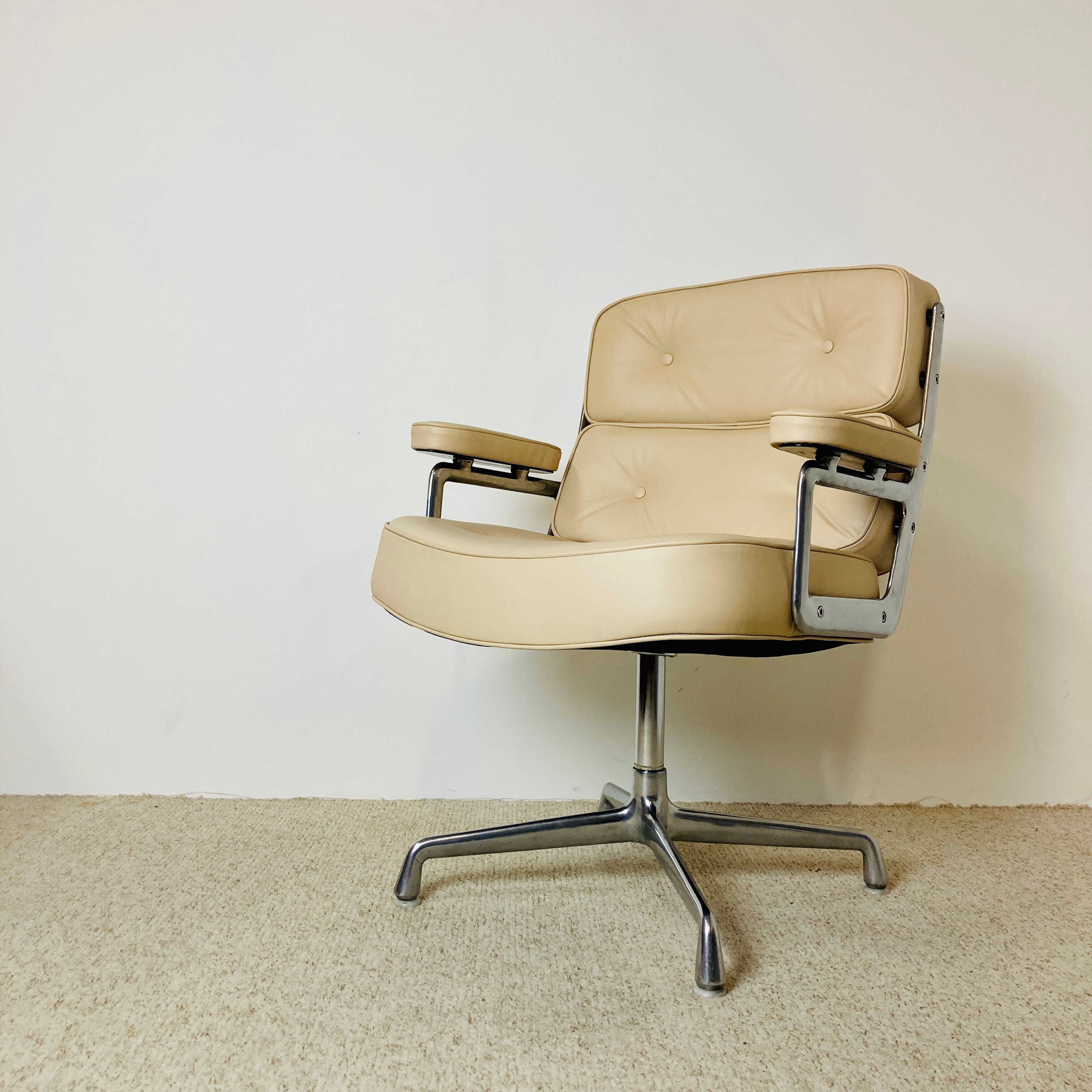 Lobby model armchair by Charles and Ray Eames, Herman Miller edition