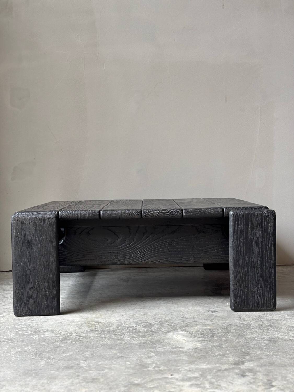 Table basse en bois noir