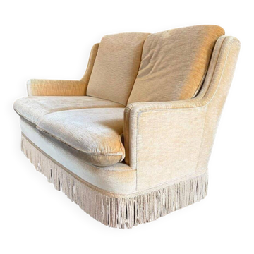 Canapé vintage beige deux places avec franges