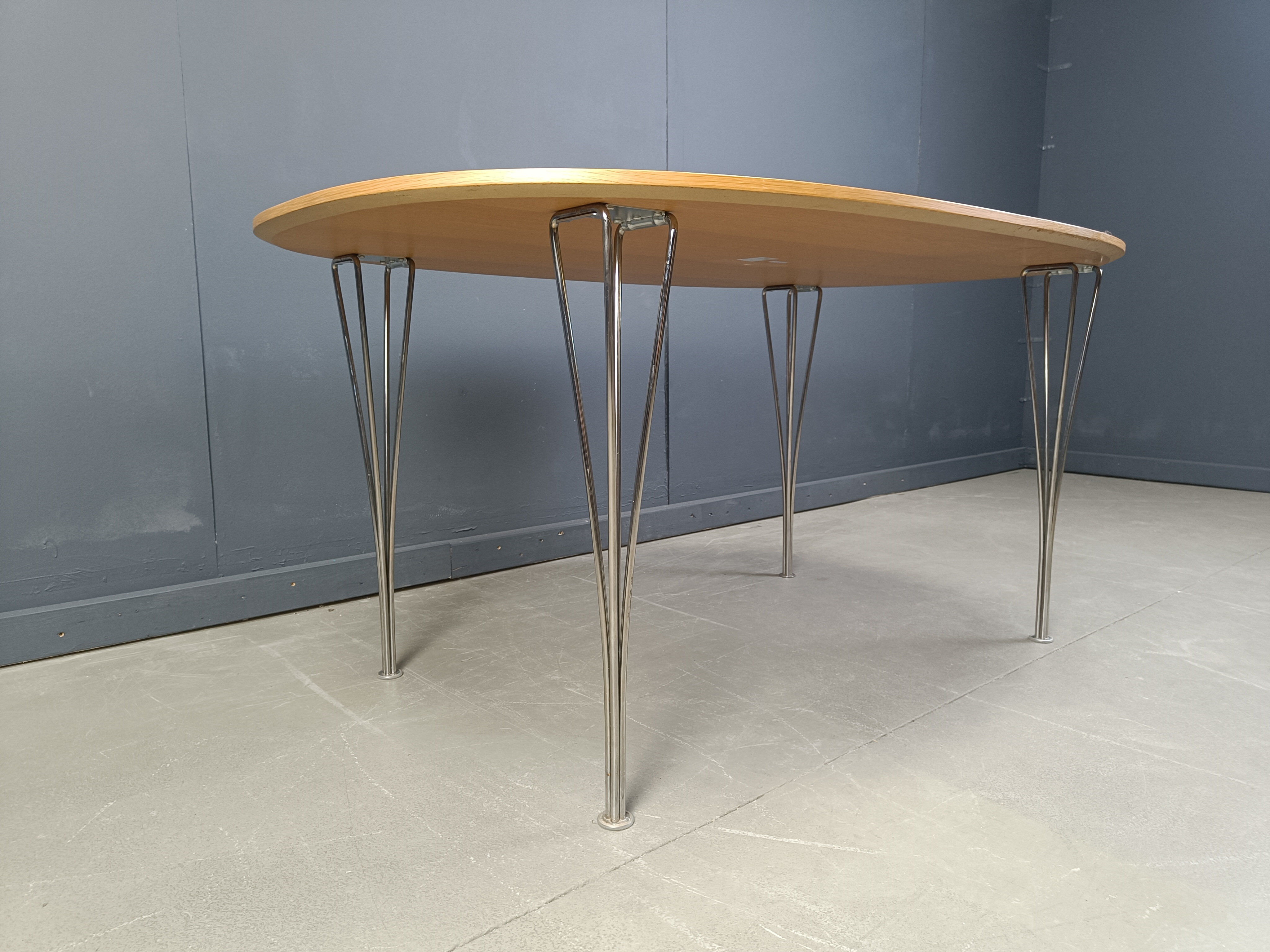 Table superellipse par Bruno Mathsson et Piet Hein pour Fritz Hansen
