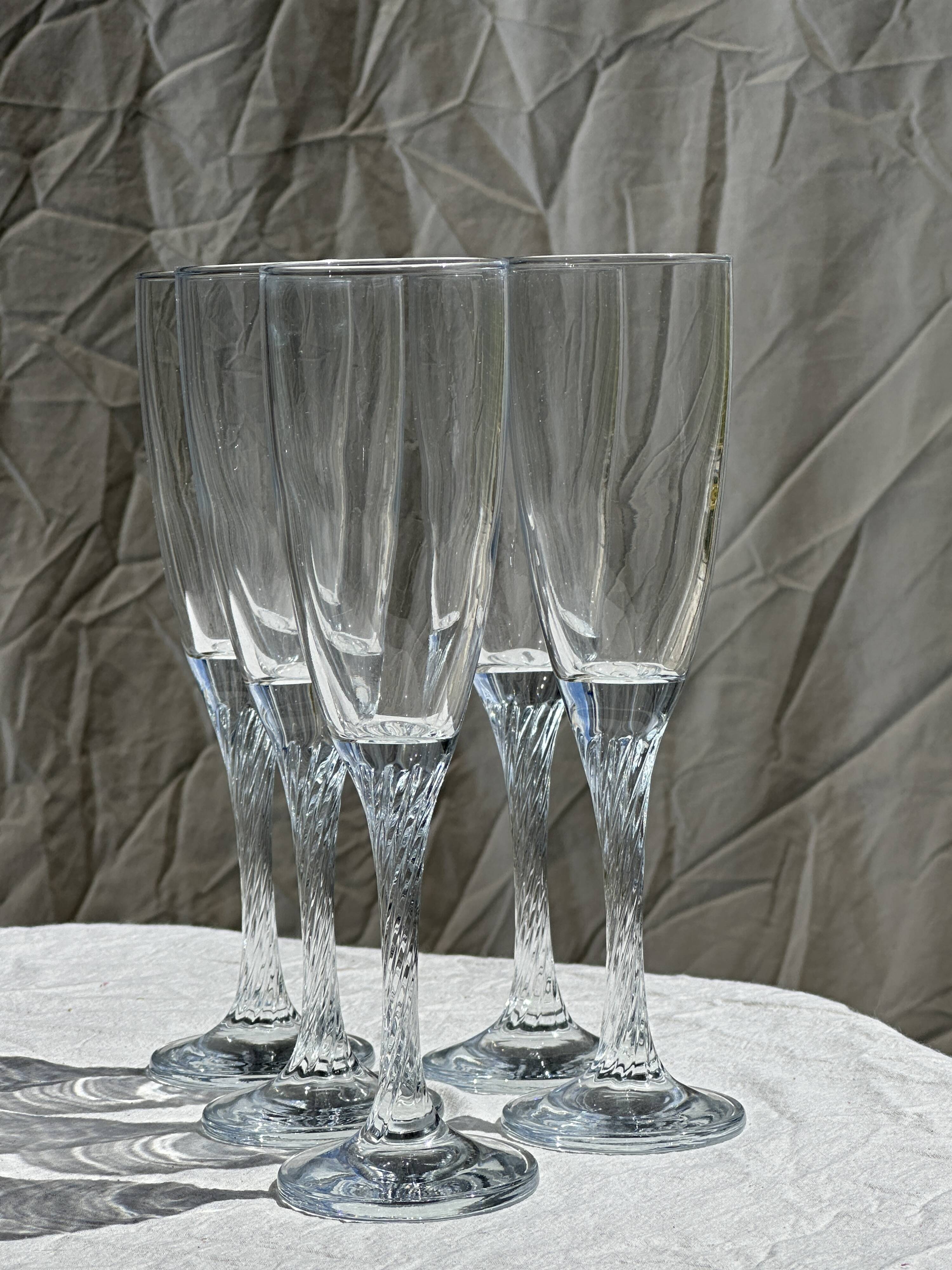 Set of 5 glass champagne flutes with twisted ribbed base