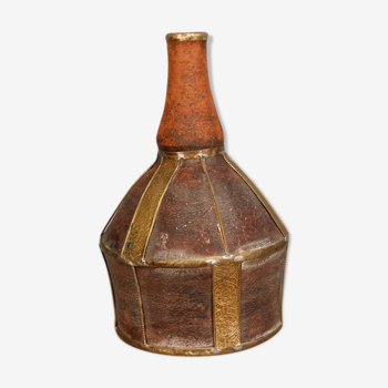 Ancienne bouteille terre cuite et laiton