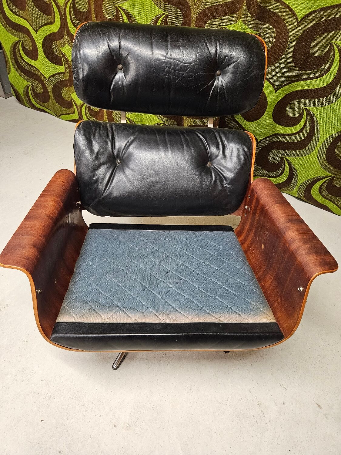 Fauteuil lounge cuir noir 1970 vintage
