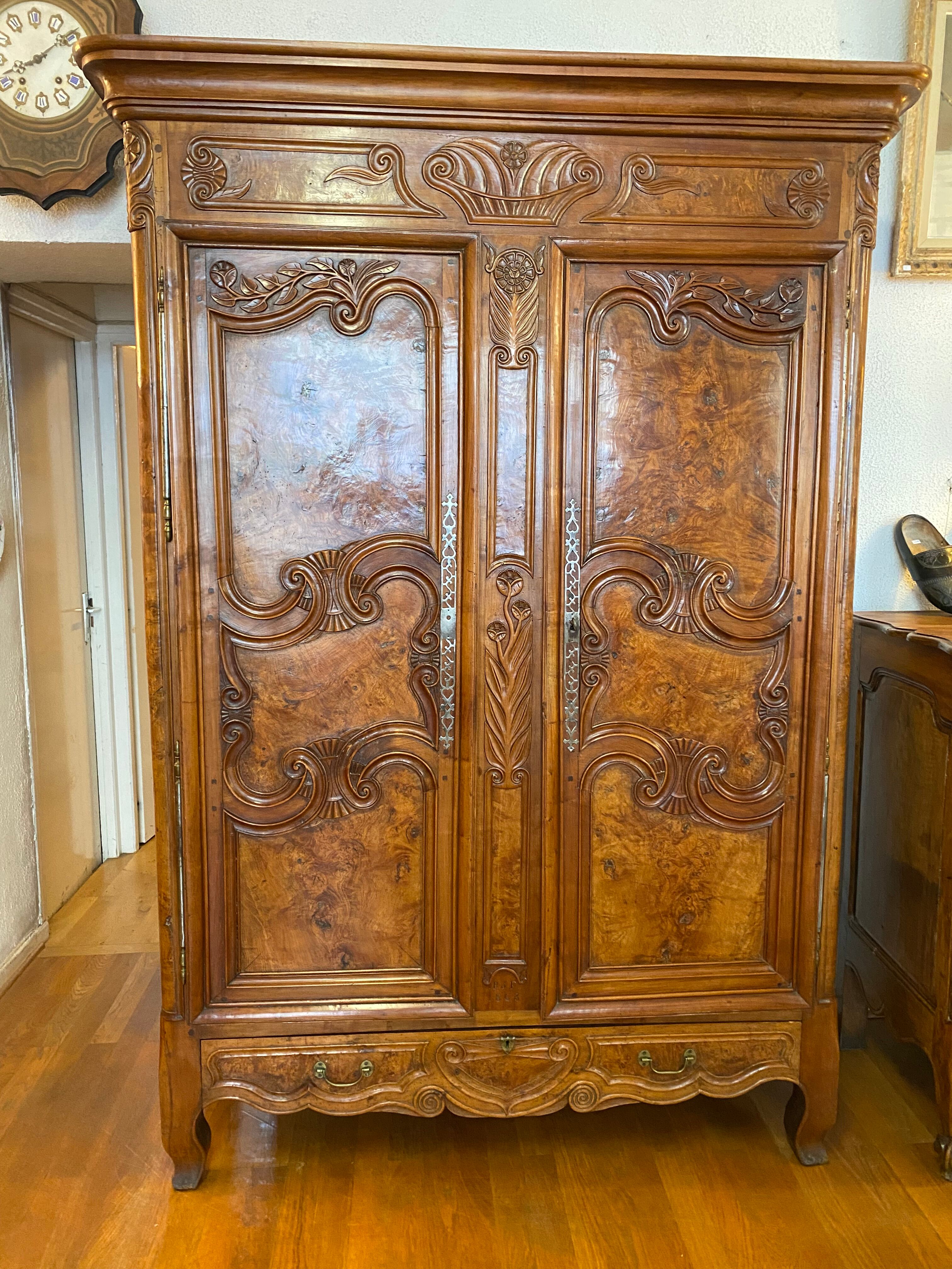 Bressane cabinet dated 1863, in walnut, ash and ash magnifying glass